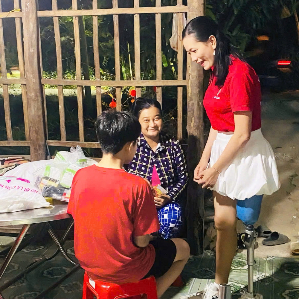 Chị Minh Tâm dẫn dắt nhóm thiện nguyện Nhất Tâm hơn 10 năm qua - Ảnh do nhân vật cung cấp