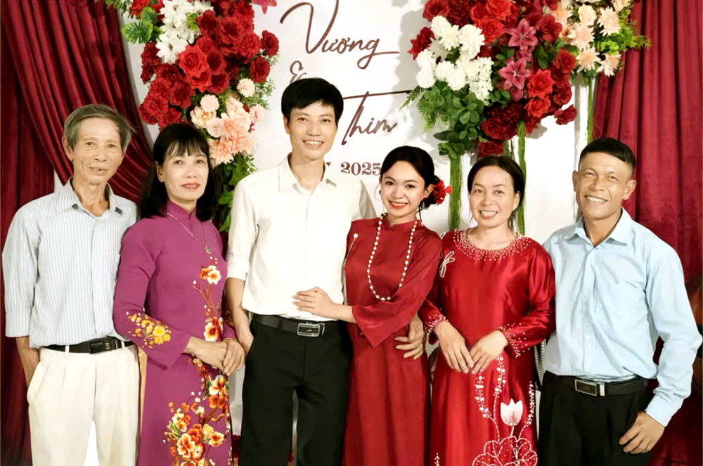 Sự ủng hộ từ 2 bên gia đình trở thành điểm tựa để cặp đôi nên duyên vợ chồng - Ảnh do nhân vật cung cấp