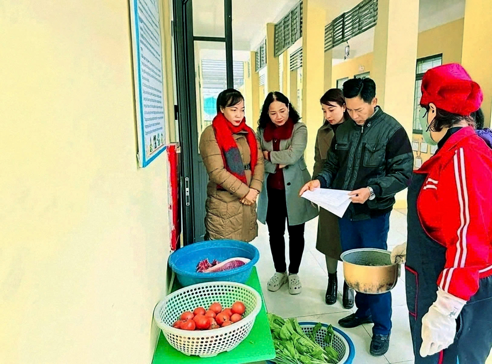 Ban đại diện cha mẹ học sinh Trường mầm non Hòa Bình (xã Văn Lãng, tỉnh Thái Nguyên) tham gia kiểm tra đột xuất quy trình nhập, bảo quản, chế biến thực phẩm và vệ sinh an toàn thực phẩm tại bếp ăn bán trú của trường hồi cuối tháng 1/2026 - Ảnh do nhà trường cung cấp