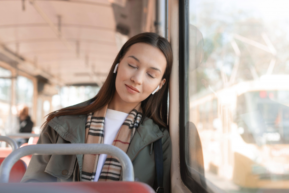Đi làm bằng xe buyt, tôi không chỉ tiết kiệm được tiền xăng mà còn tiết kiệm sức lực để chen chúc trong dòng kẹt xe, lại có thể nghỉ ngơi, thư giãn và tranh thủ nghe podcast hay đọc sách - Ảnh minh họa: Freepik