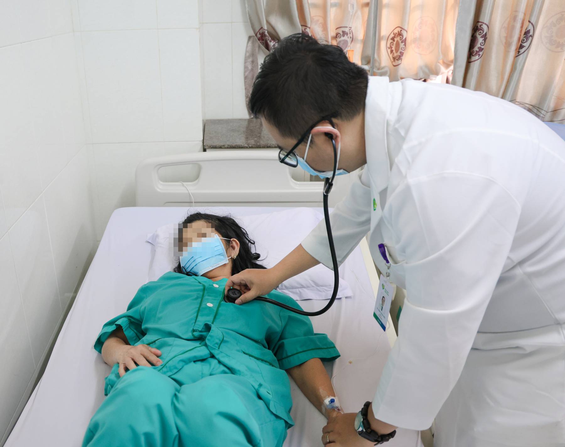 Nhiều người nhập viện sau khi ăn bánh mì tại tiệm bánh mì Q.H. - ảnh: BV