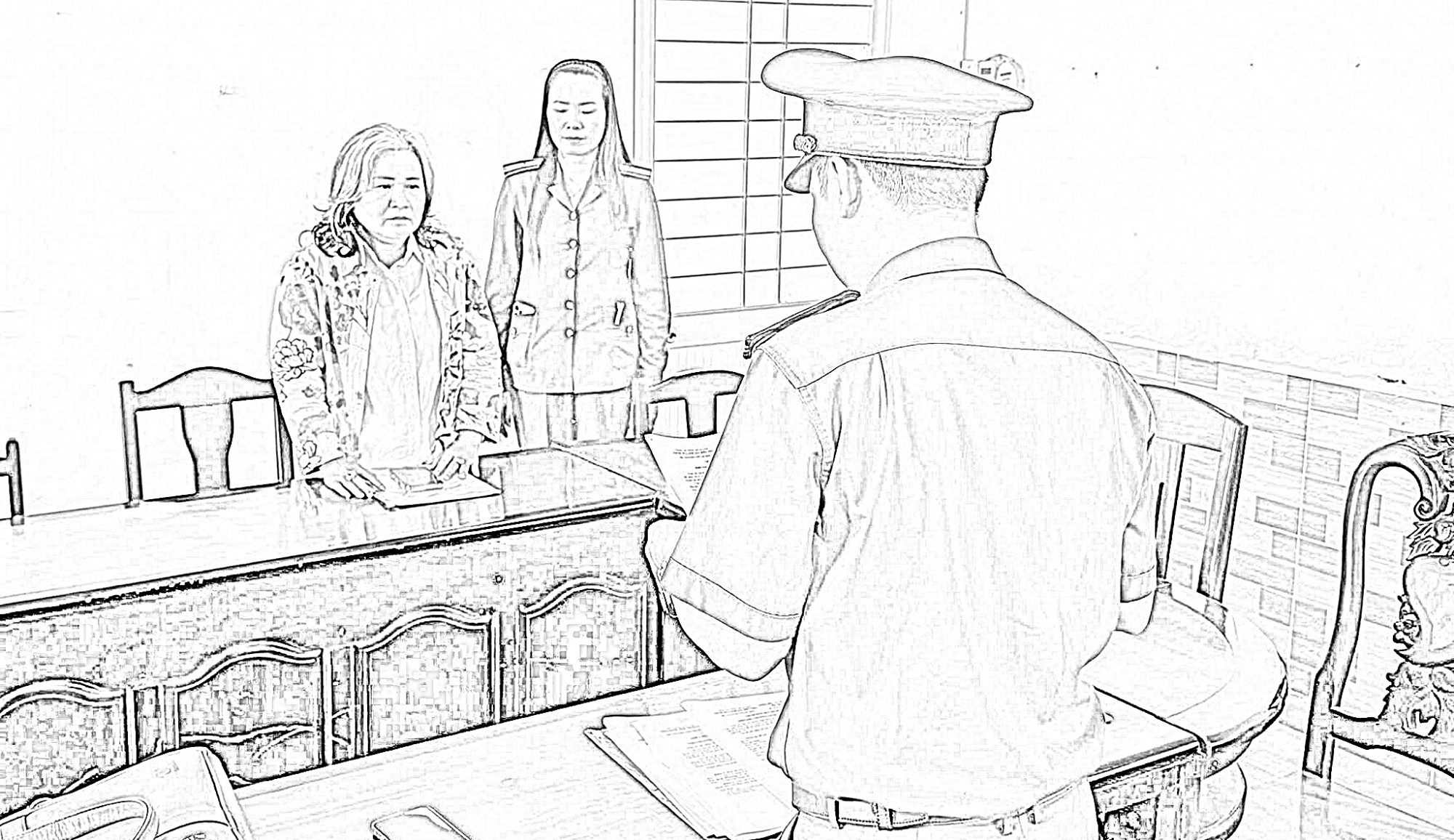 Công an đọc lệnh bắt tạm giam Trần Thị Bích Phượng - Ảnh CACC