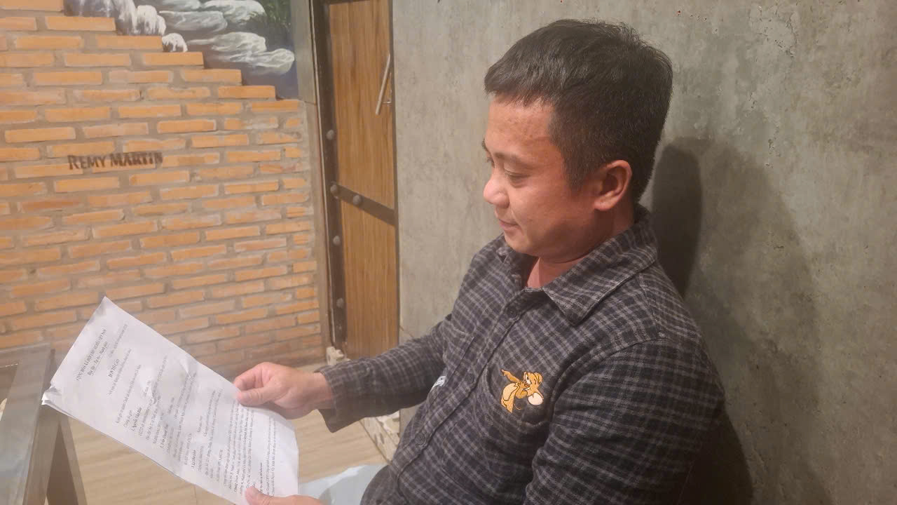 Ông Trần Quang Tùng - gửi đơn tố giác hành vi lừa đảo chiếm đoạt tài sản của bà Mai, đến các cơ quan chức năng... Ảnh: CTV