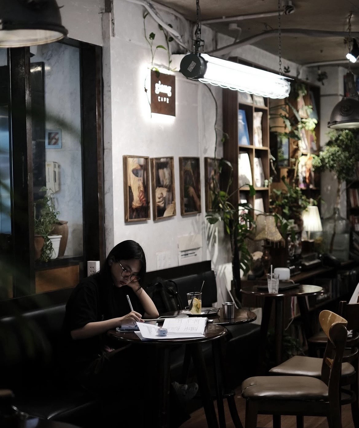 Giang Sài Gòn (Y12 Hồng Lĩnh, quận 10 cũ) là một địa chỉ quen thuộc của những “cú đêm” tại TP.HCM nhờ mô hình hoạt động xuyên đêm. Quán mang phong cách nhẹ nhàng, gần gũi với không gian được bài trí ấm cúng, bố trí nhiều bàn ghế phù hợp cho cả khách đi một mình lẫn nhóm bạn. Điểm cộng là không gian khá yên tĩnh về đêm, có wifi ổn định và ổ cắm điện đáp ứng nhu cầu học tập, làm việc dài giờ. Giá đồ uống dao động khoảng 50.000-60.000 đồng. Menu tập trung vào cà phê truyền thống, bạc xỉu, cùng một số loại trà xanh, hương vị dễ uống, phù hợp ngồi lâu. 