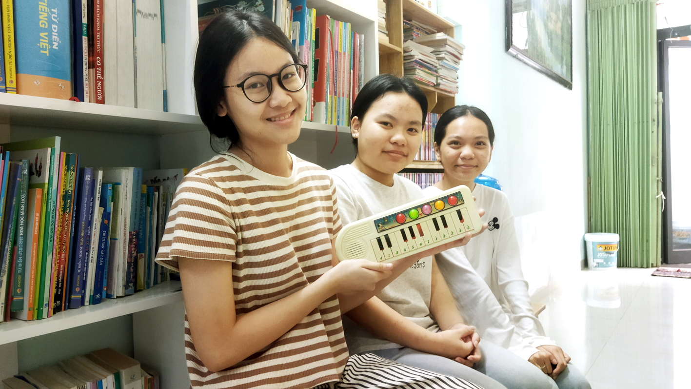 Những đứa trẻ tập đánh đàn với cây đàn đồ chơi