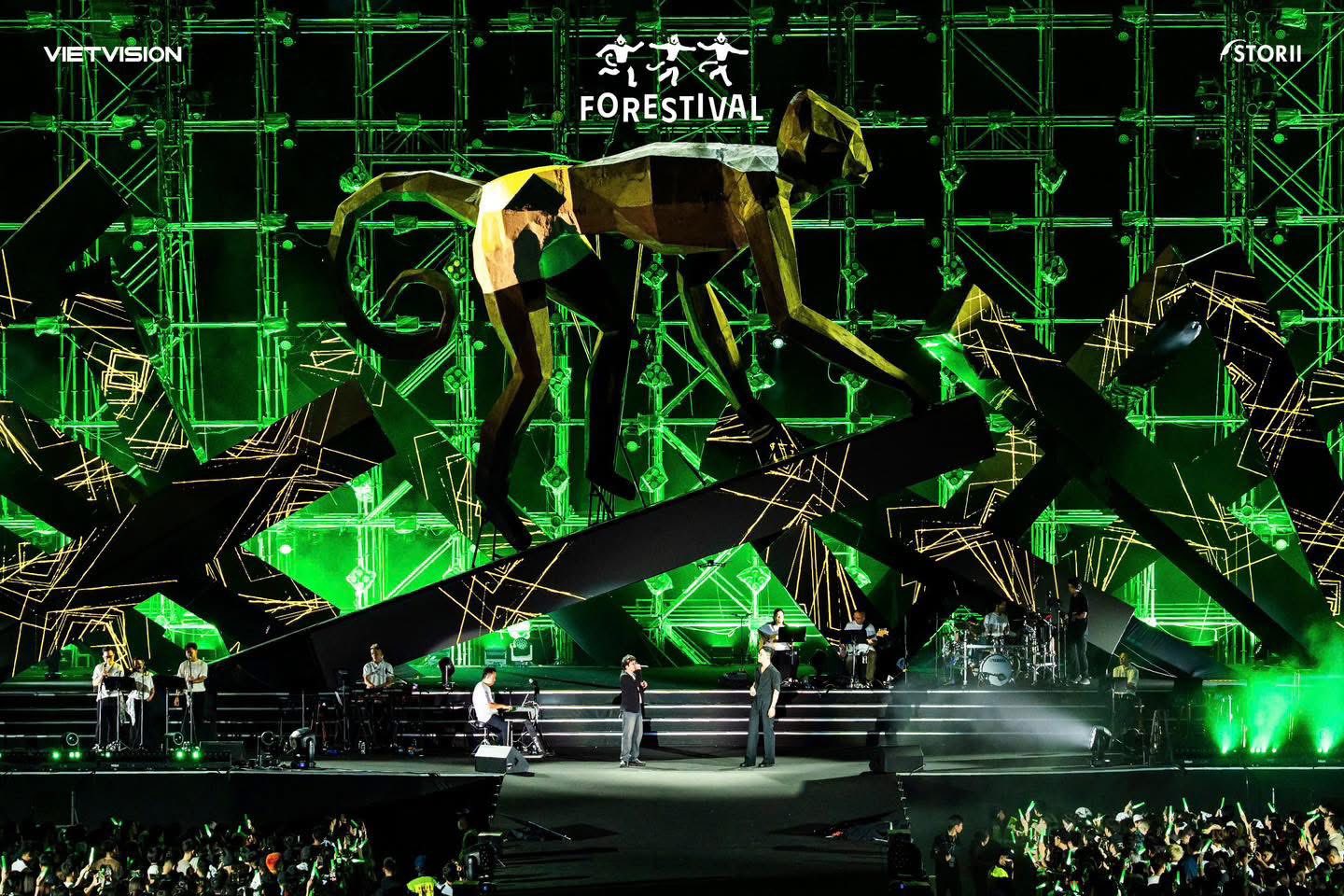Sân khấu Forestival 2025 với hình ảnh voọc mông trắng vô cùng ấn tượng. Ảnh: BTC