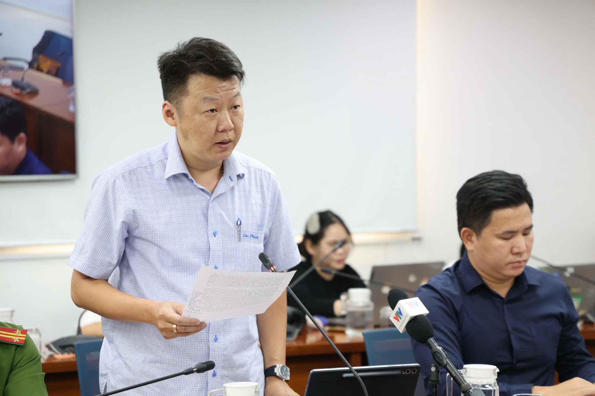 Ông Lê Nguyễn Việt Nam - quyền Trưởng Phòng Kinh tế, Hạ tầng và đô thị phường Sài Gòn thông tin tại buổi họp báo - Ảnh: Thanh Tâm