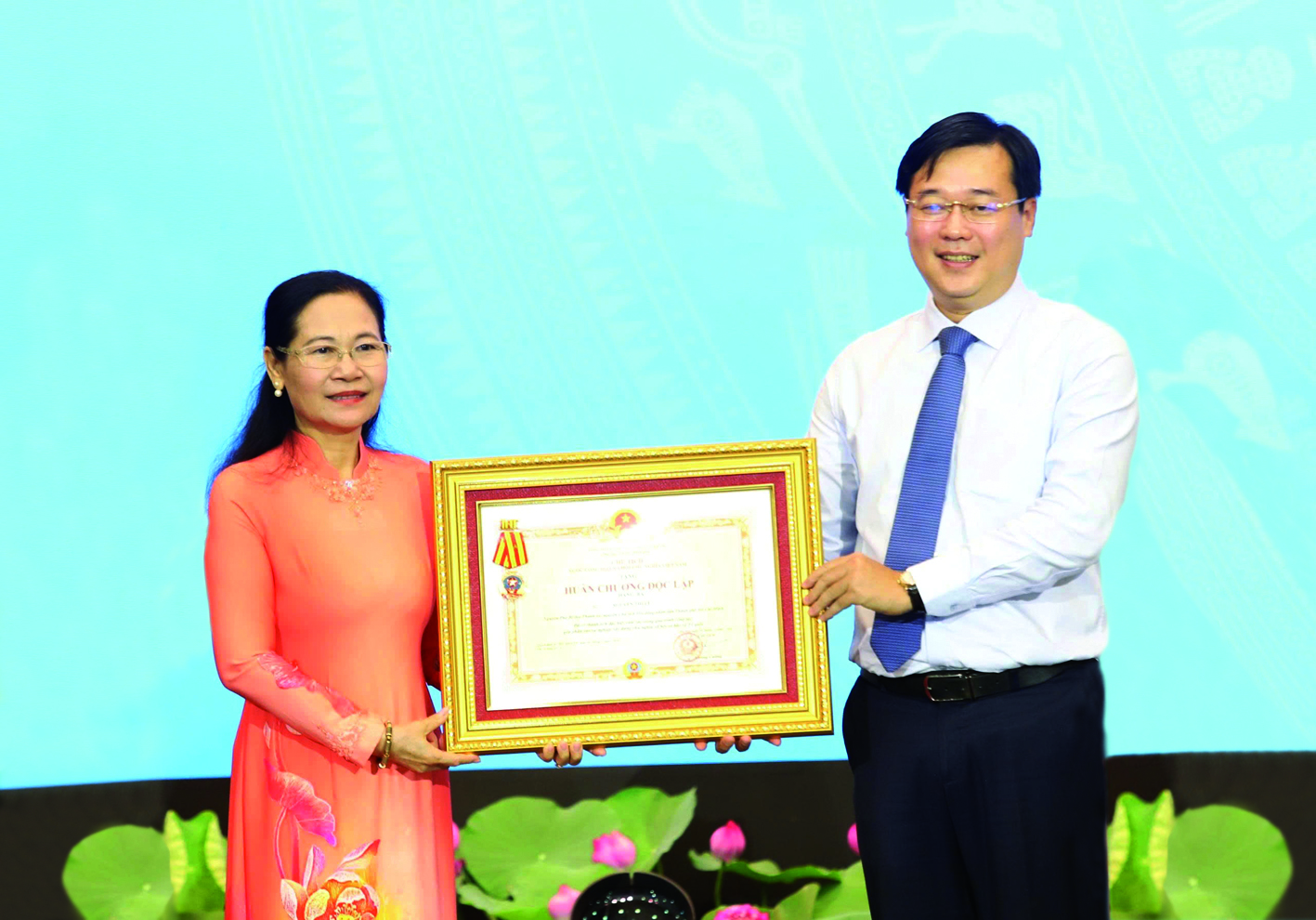 Gắn phong trào thi đua với mục tiêu tăng trưởng 2 con số Ông Lê Quốc Phong - Ủy viên Trung ương Đảng, Phó bí thư thường trực Thành ủy TPHCM - trao Huân chương Độc lập hạng Ba cho bà Nguyễn Thị Lệ - nguyên Phó bí thư Thành ủy, nguyên Chủ tịch HĐND TPHCM