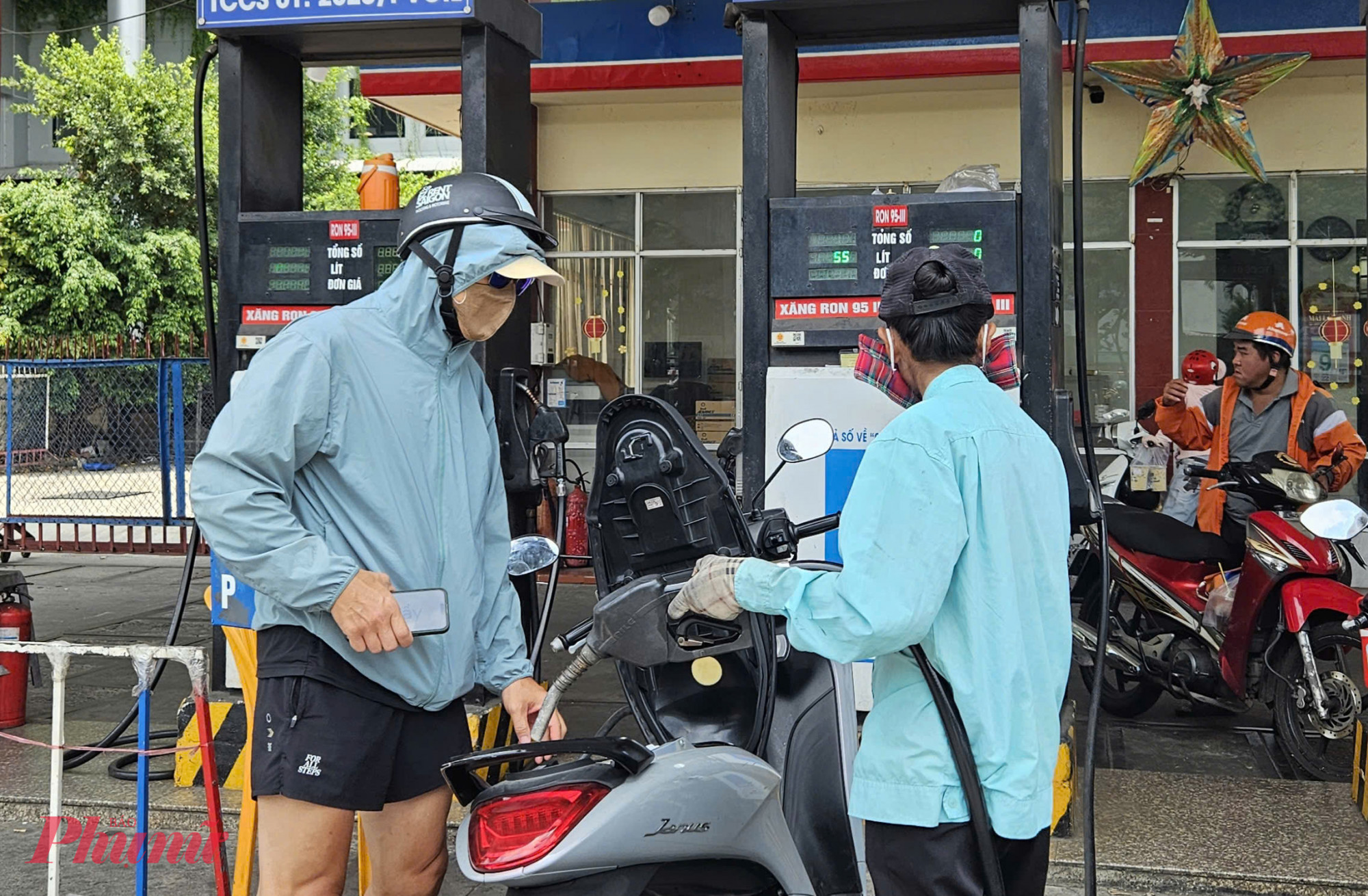 Giá xăng dầu được điều chỉnh giảm mạnh từ 15g30 ngày 9/4 - Ảnh: Ngọc Thùy