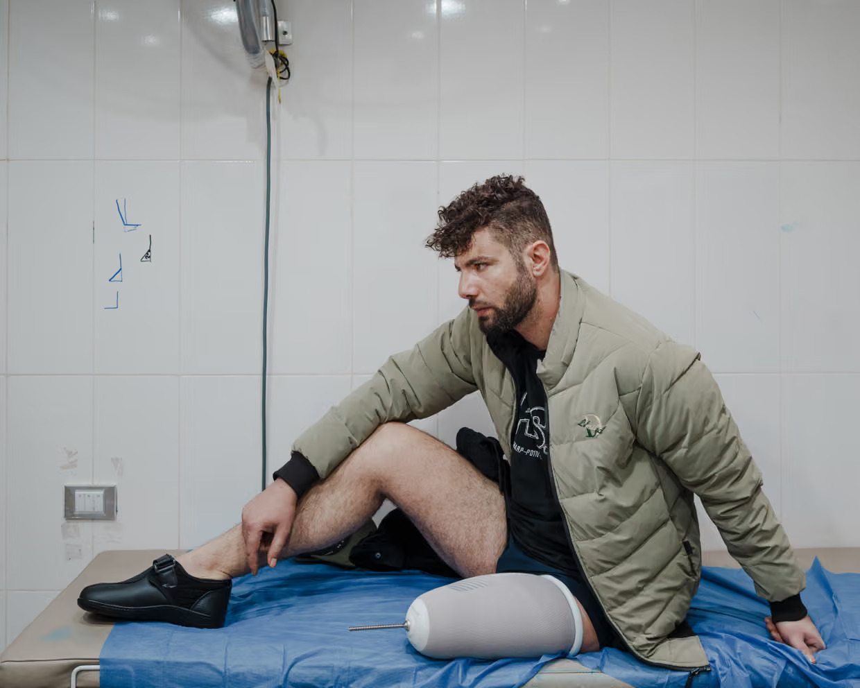 Shadi Sharif Ayesh al-Sous, một người cha hai con đến từ Gaza, được lắp chân giả tại Cairo.