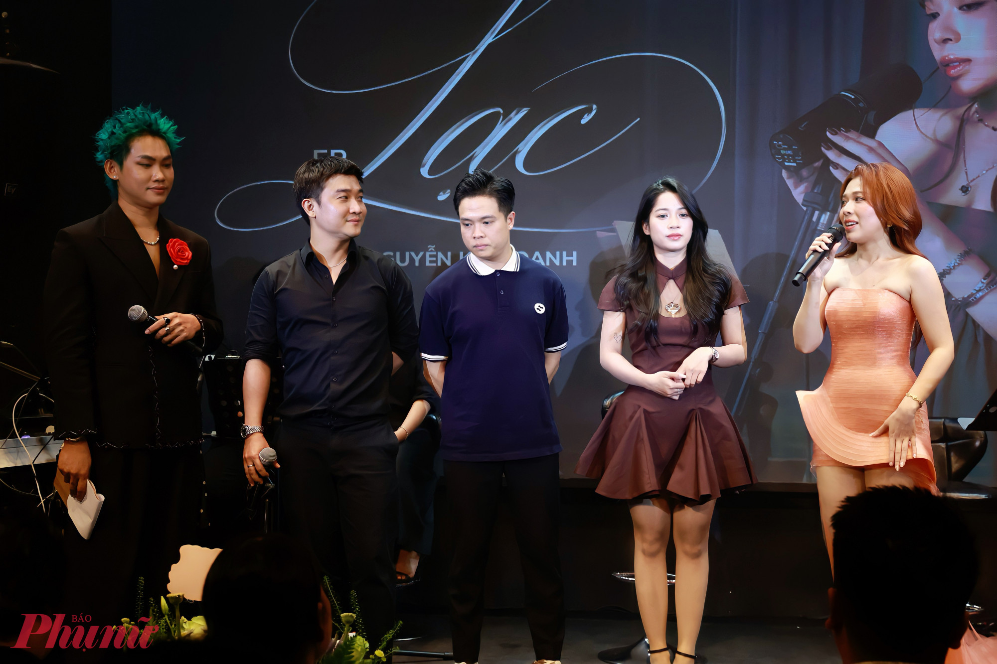 Ca sĩ Nguyễn Kiều Oanh (bìa phải) có nhiều chia sẻ tại sự kiện ra mắt EP Lạc