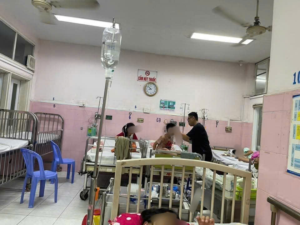 Các học sinh thăm khám tại bệnh viện. Ảnh: GĐCC