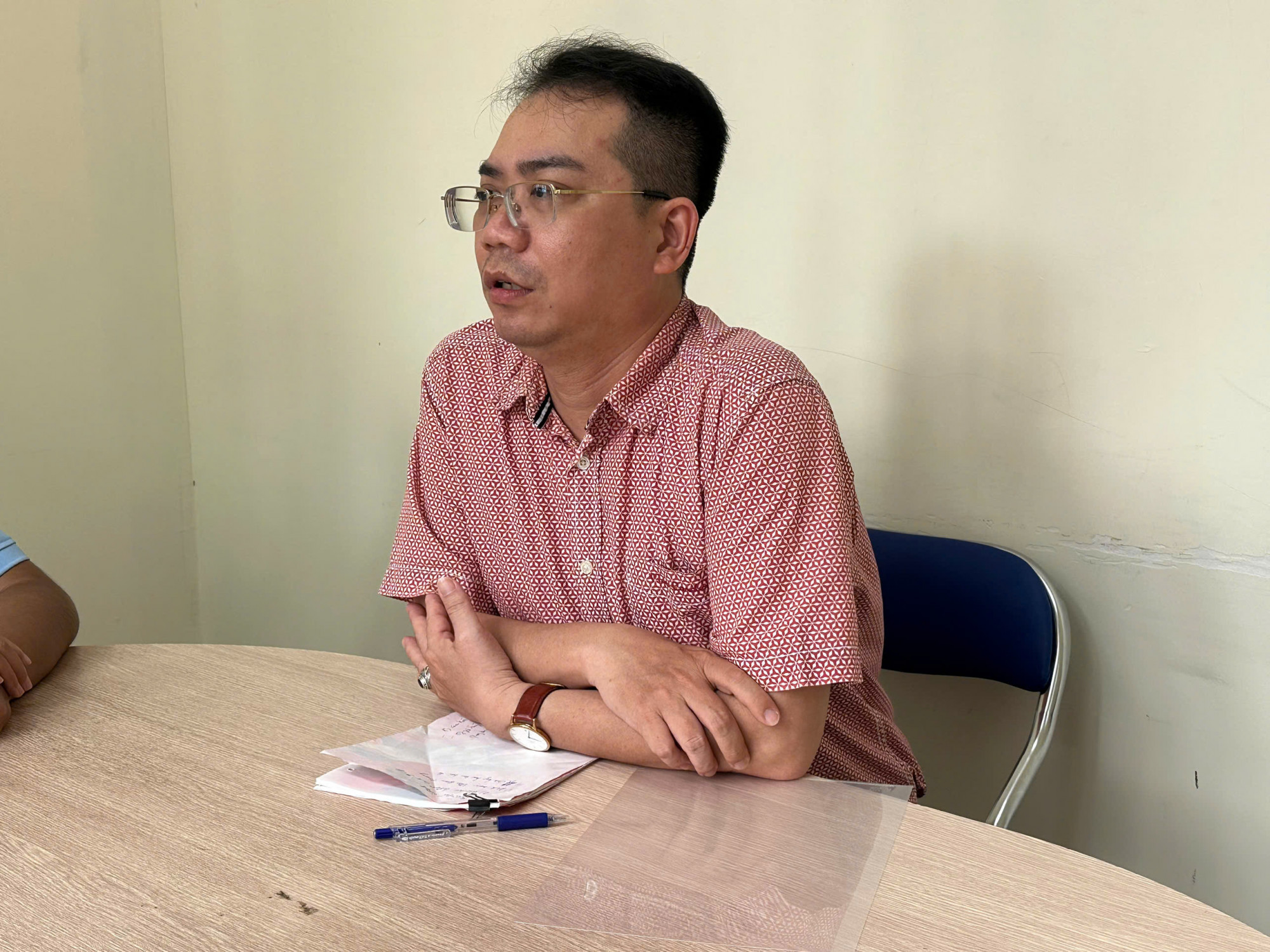 Ông Đỗ Hoàn Vũ, Trưởng phòng Văn hóa - Xã hội phường Bình Quới trao đổi với báo chí về vụ việc. Ảnh: Minh Mẫn.