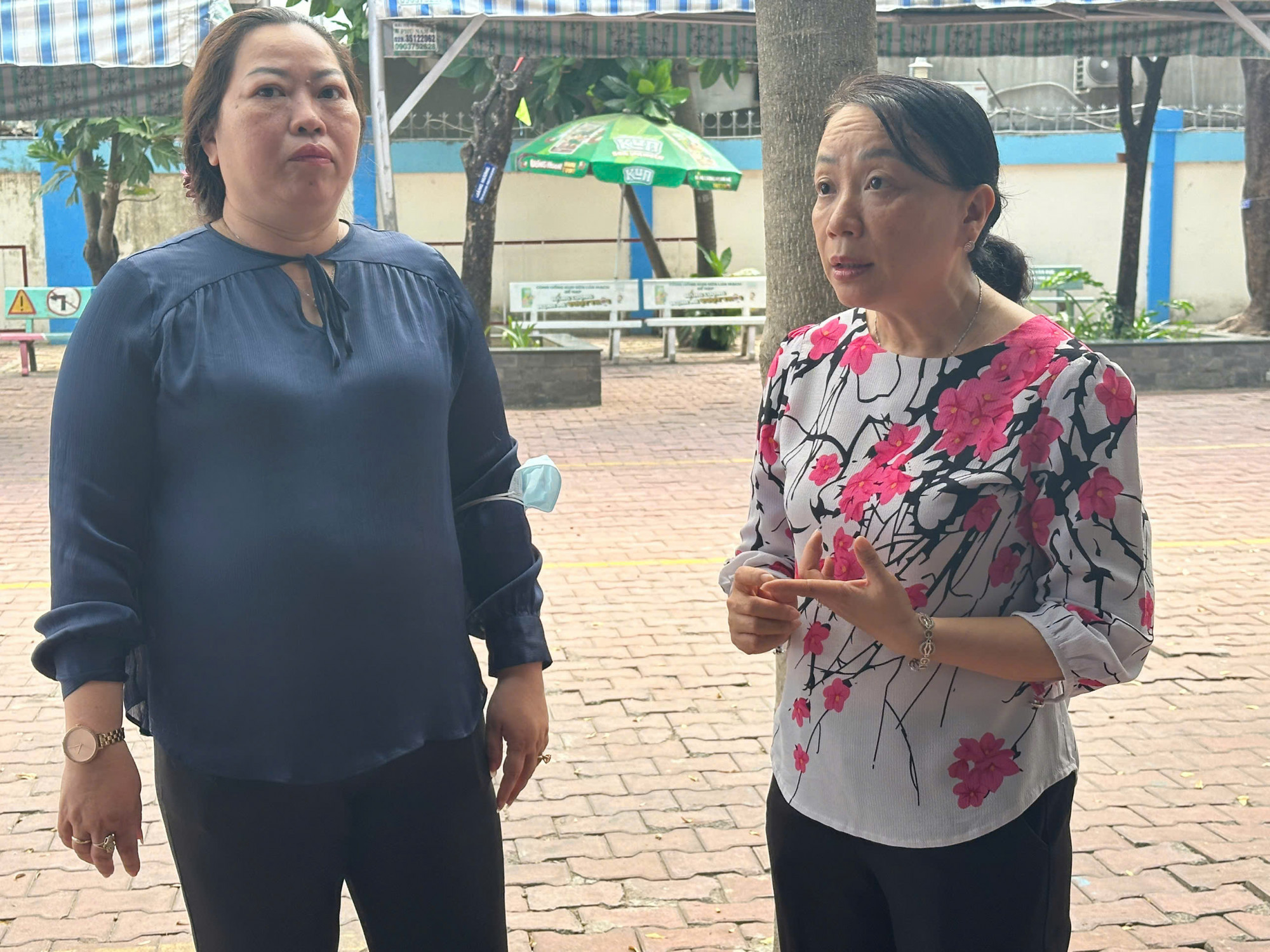 Bà Diệp Thị Ngọc Tiên – Hiệu trưởng trường Tiểu học Bình Quới Tây (bên phải). Ảnh: Minh Mẫn