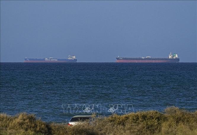 Tàu hàng chờ ở ngoài khơi Oman để di chuyển qua eo biển Hormuz, sau khi Mỹ - Iran đạt thỏa thuận ngừng bắn 2 tuần, ngày 8/4/2026. Ảnh: Anadolu Agency/TTXVN