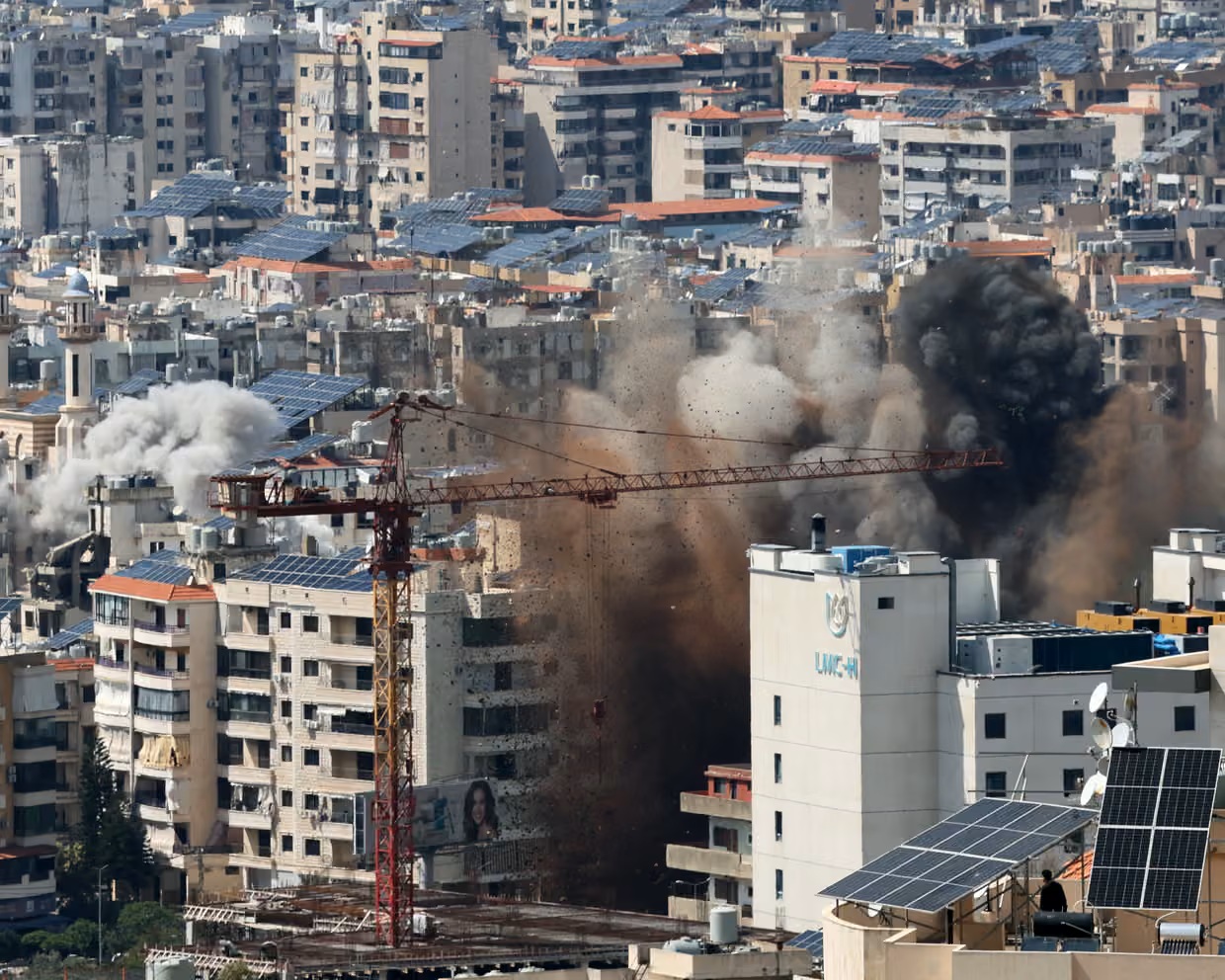 Israel tấn công hơn 100 mục tiêu ở Beirut và khắp Lebanon chỉ trong ngày 8/4 - Ảnh: Wael Hamzeh/EPA