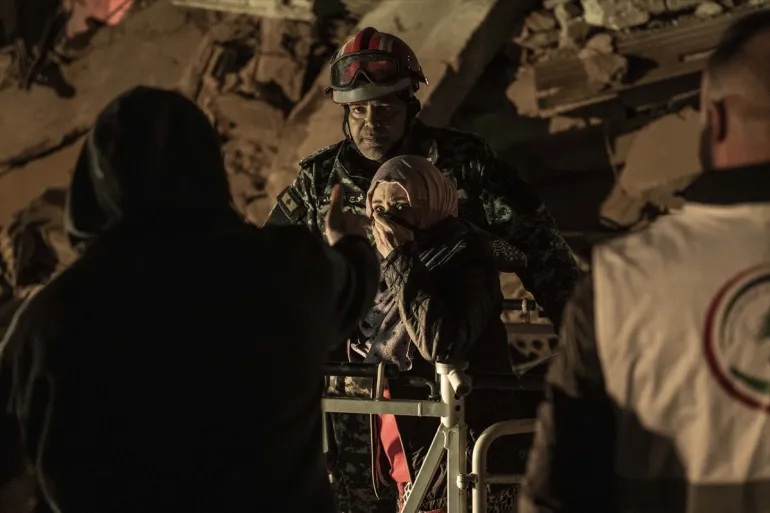 Một người phụ nữ tỏ ra hoảng loạn sau khi lực lượng Israel ném bom một tòa nhà ở thủ đô Beirut, Lebanon - Ảnh: Murat Sengul/Anadolu