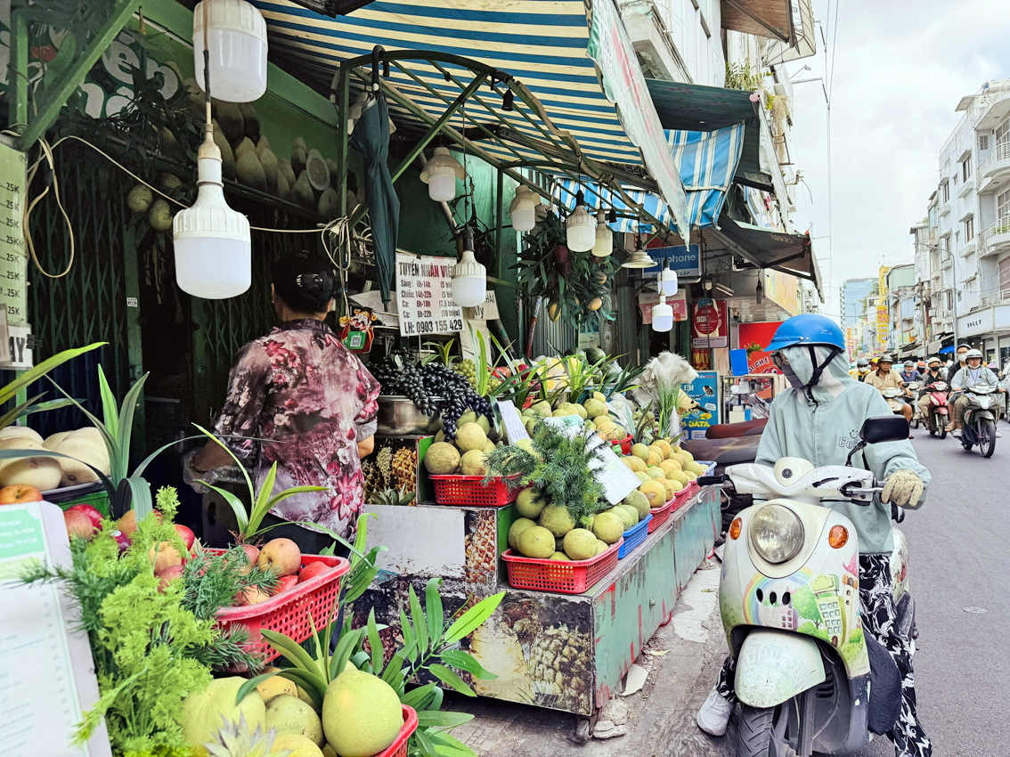 Trời nắng nóng nhưng quầy nước trái cây trên đường Nguyễn Thượng Hiền, phường Bàn Cờ, TPHCM, vẫn vắng khách mua