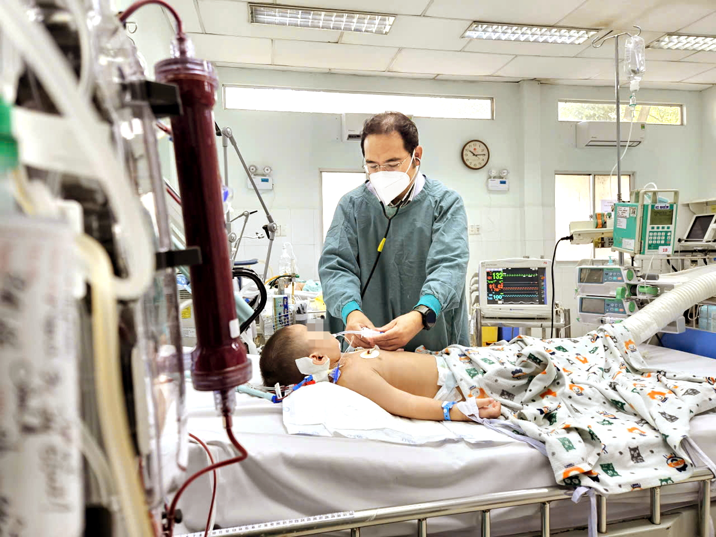 Nhiều trẻ nhập viện thở máy vì mắc tay chân miệng nặng Bé trai mắc bệnh tay chân miệng nặng, phải lọc máu đang được điều trị tại Bệnh viện Nhi Đồng 2