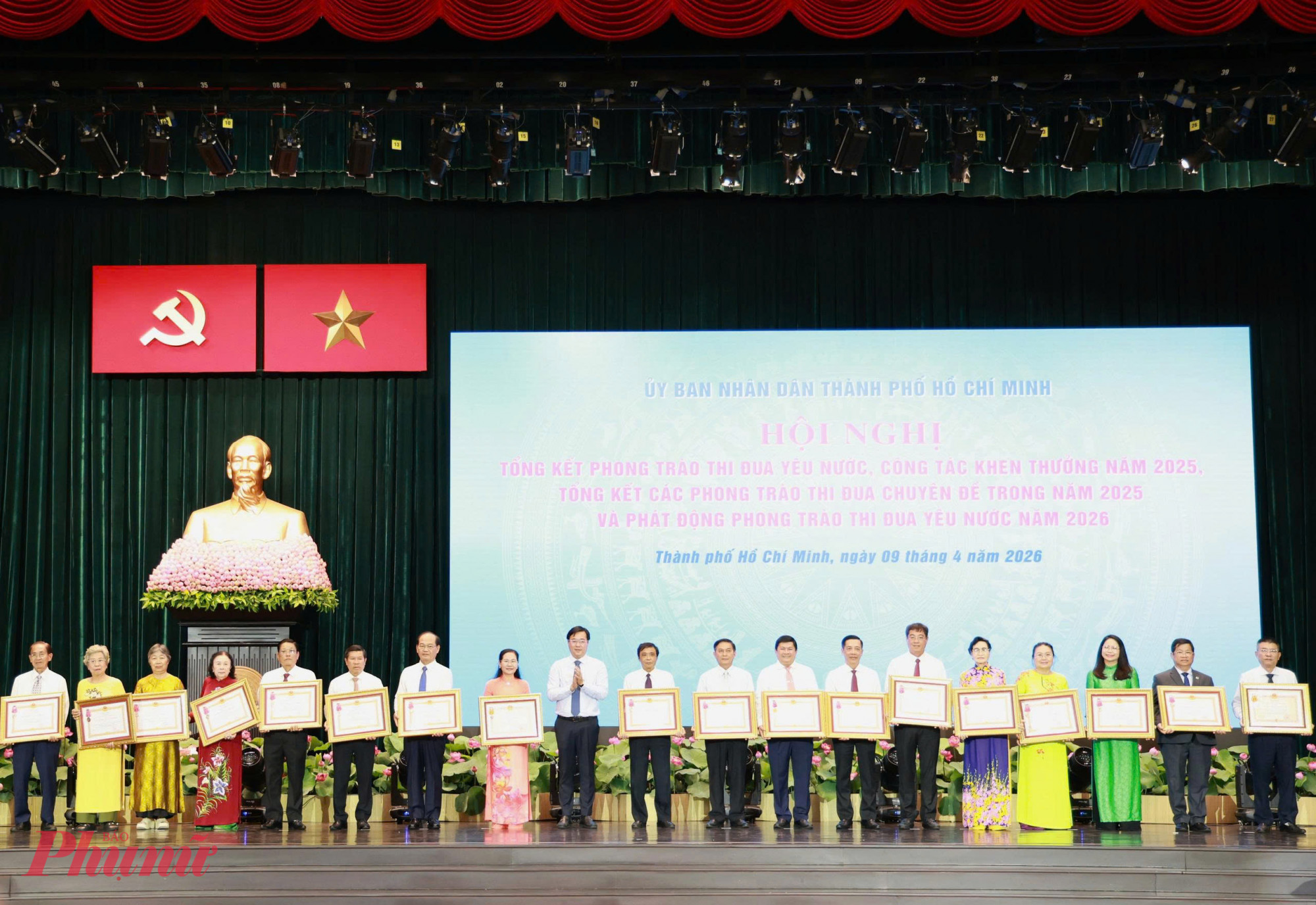 Ông Lê Quốc Phong, Phó bí thư thường trực Thành ủy TPHCM, trao Huân chương Độc lập, Huân chương Lao động của Chủ tịch nước cho các tập thể, cá nhân có thành tích xuất sắc trong phong trào thi đua yêu nước - Ảnh: Thanh Tâm