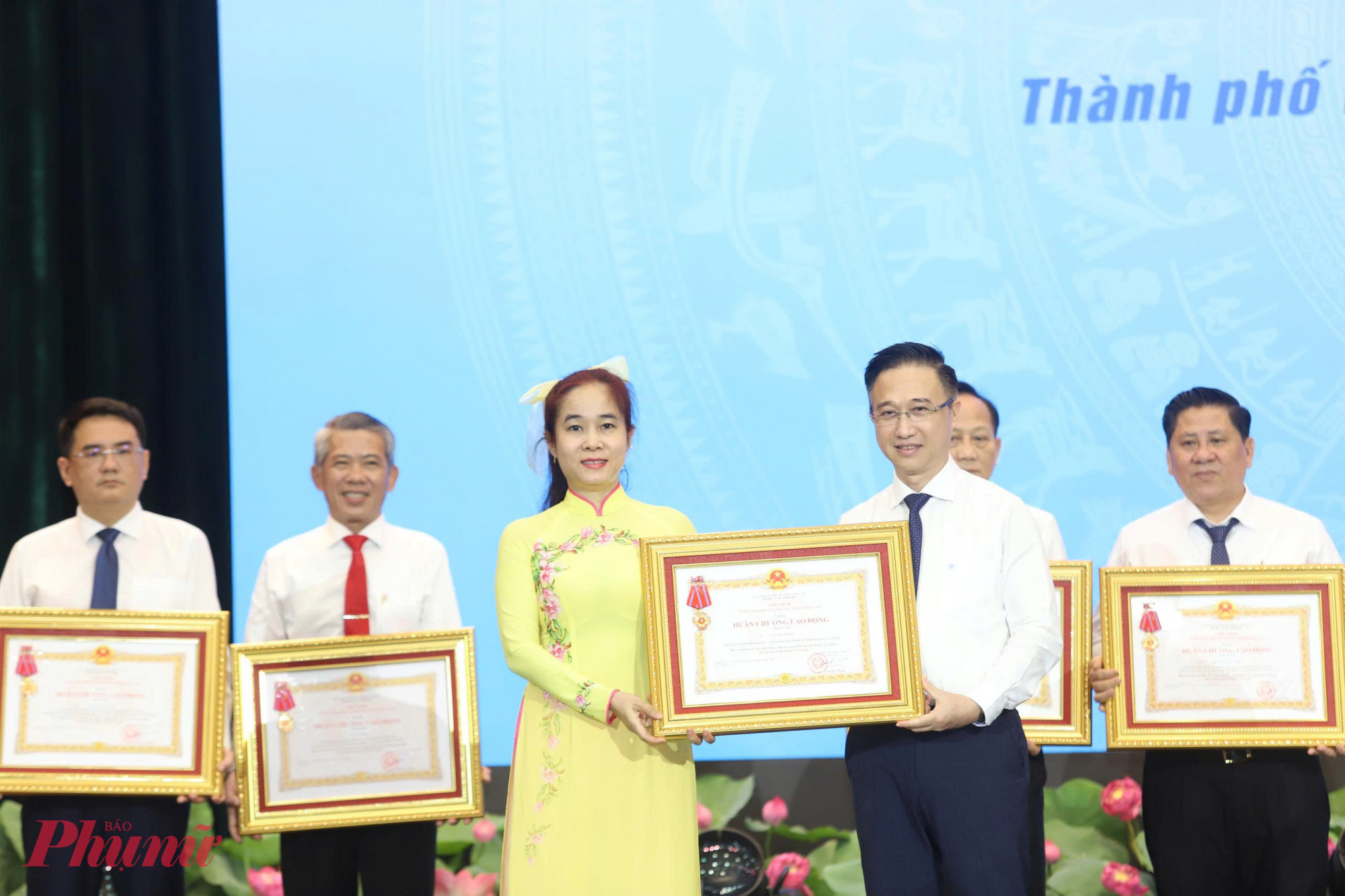 Ông Đặng Minh Thông, Phó bí thư Thành ủy TPHCM, trao Huân chương Lao động hạng Ba của Chủ tịch nước cho bà Lê Thị Hờ Rin – Phó chủ nhiệm thường trực Ủy ban Kiểm tra Thành ủy TPHCM