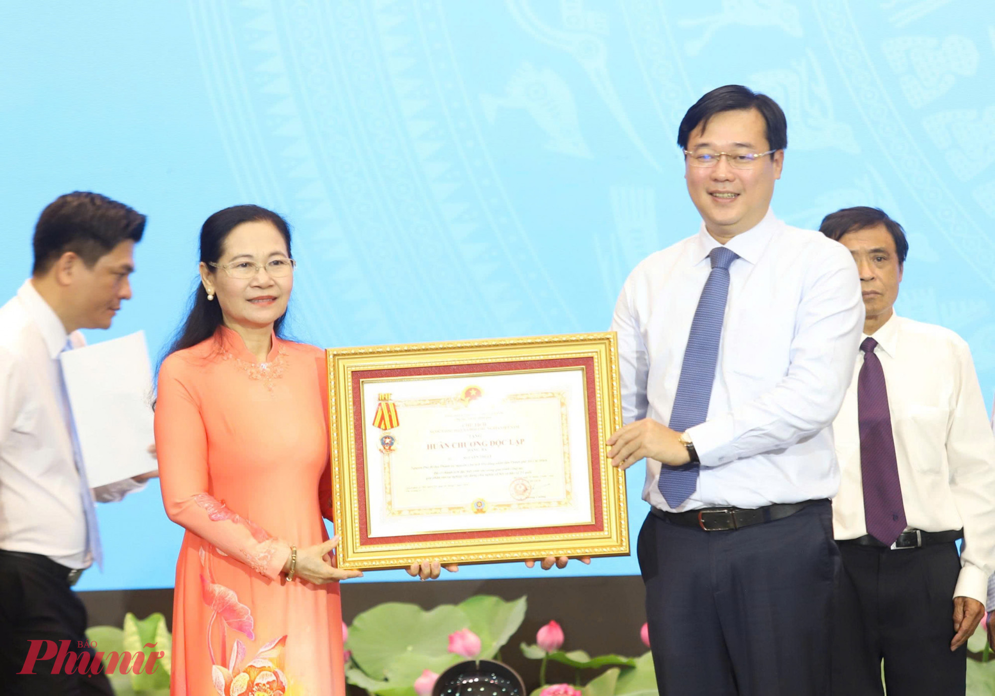 Ông Lê Quốc Phong, Phó bí thư thường trực Thành ủy TPHCM, trao Huân chương Độc lập hạng Ba của Chủ tịch nước cho bà Nguyễn Thị Lệ - nguyên Phó bí thư Thành ủy, nguyên Chủ tịch HĐND TPHCM - Ảnh: Thanh Tâm