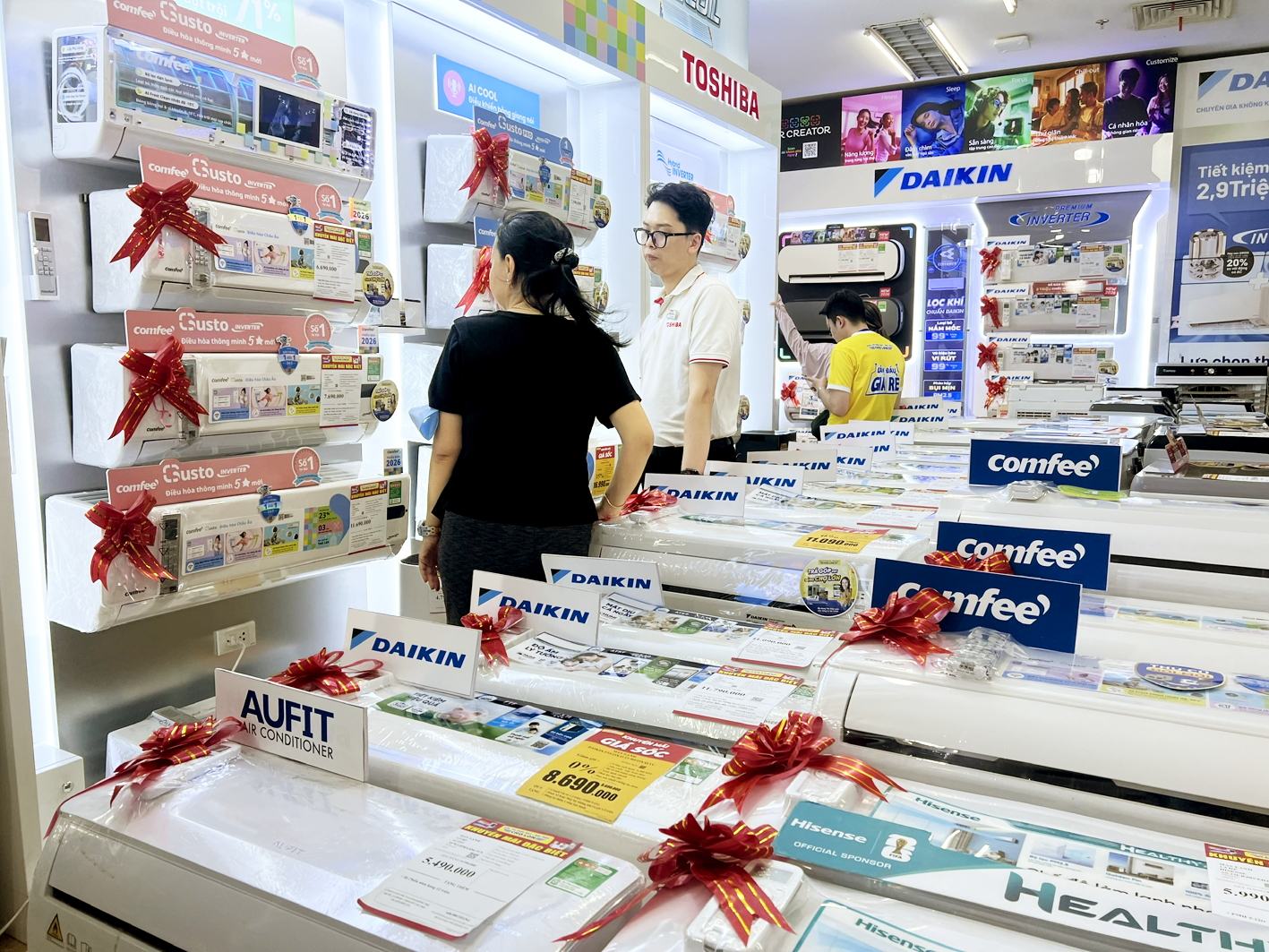 Nhân viên cửa hàng Điện Máy Xanh trên đường Xô Viết Nghệ Tĩnh, phường Thạnh Mỹ Tây, TPHCM, giới thiệu các dòng quạt, máy lạnh tiết kiệm điện cho khách hàng