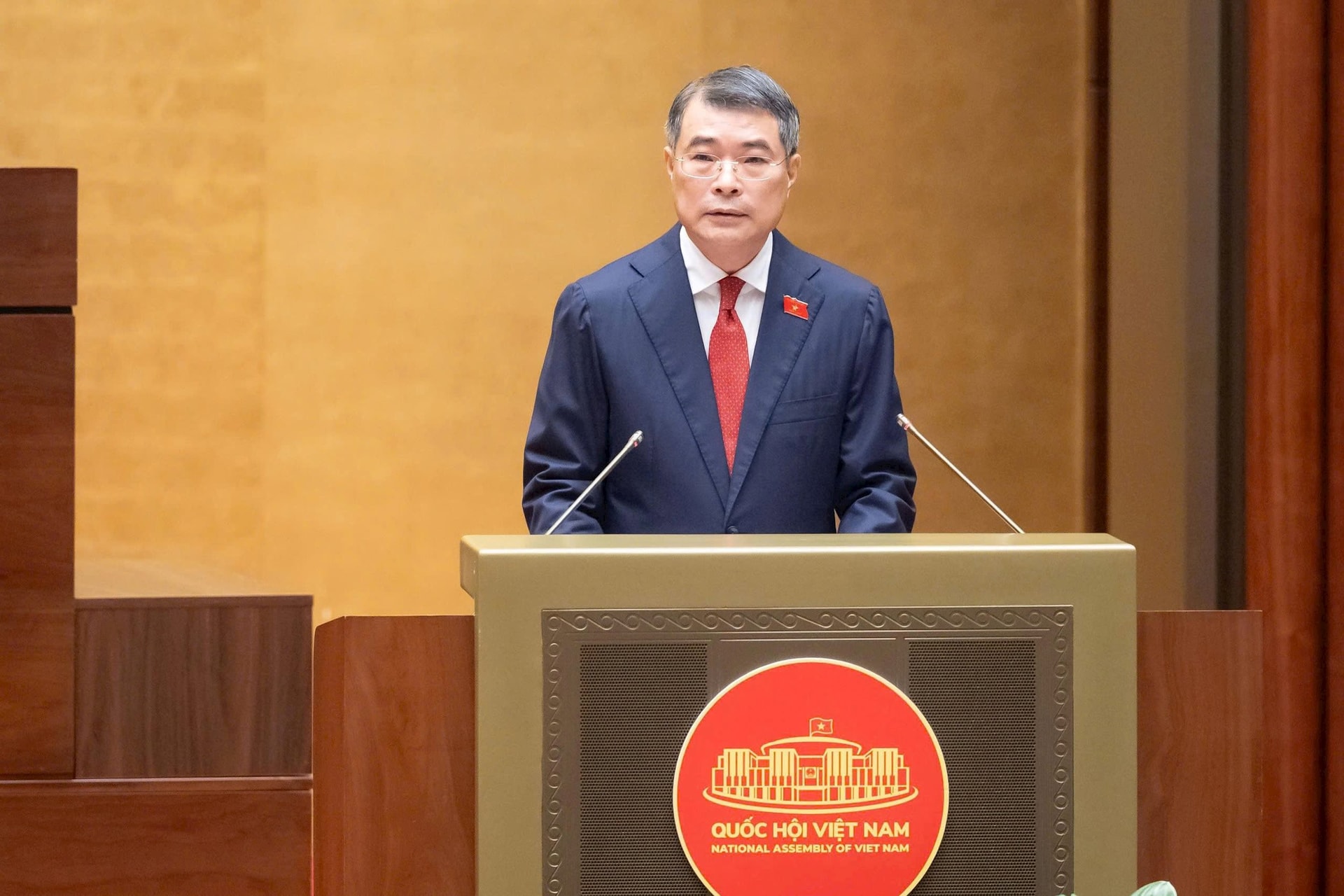 Thủ tướng Lê Minh Hưng xuất hiện trong lễ nhậm chức với phong cách thời trang gây chú ý