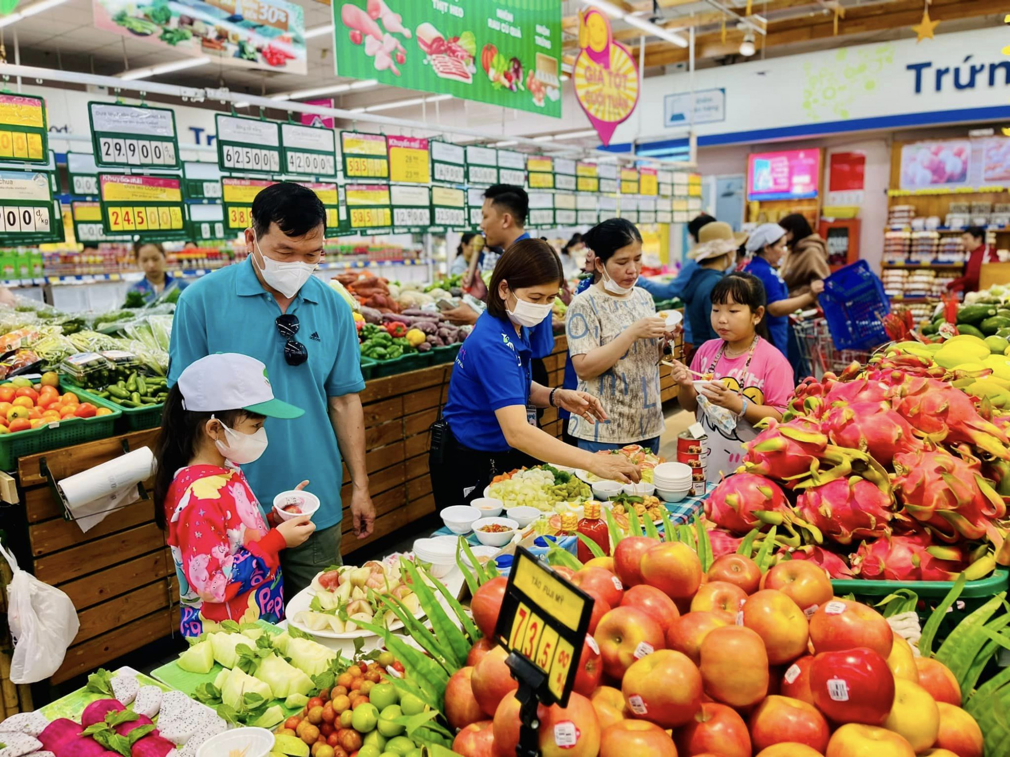 Co.opmart tăng cường trải nghiệm mua sắm thông qua các hoạt động giới thiệu sản phẩm.