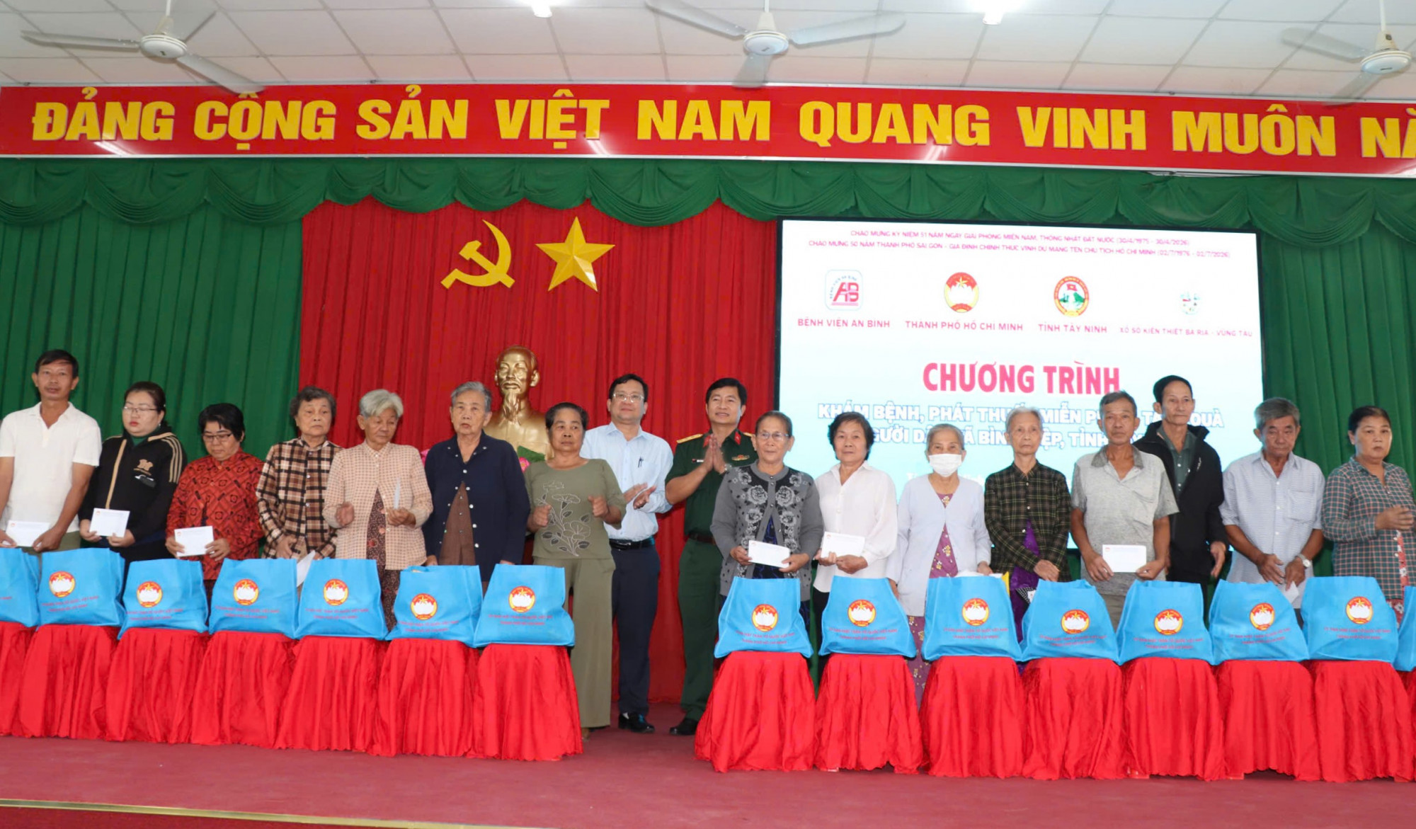 Lãnh đạo các đơn vị tặng quà cho người dân vùng biên tỉnh Tây Ninh 