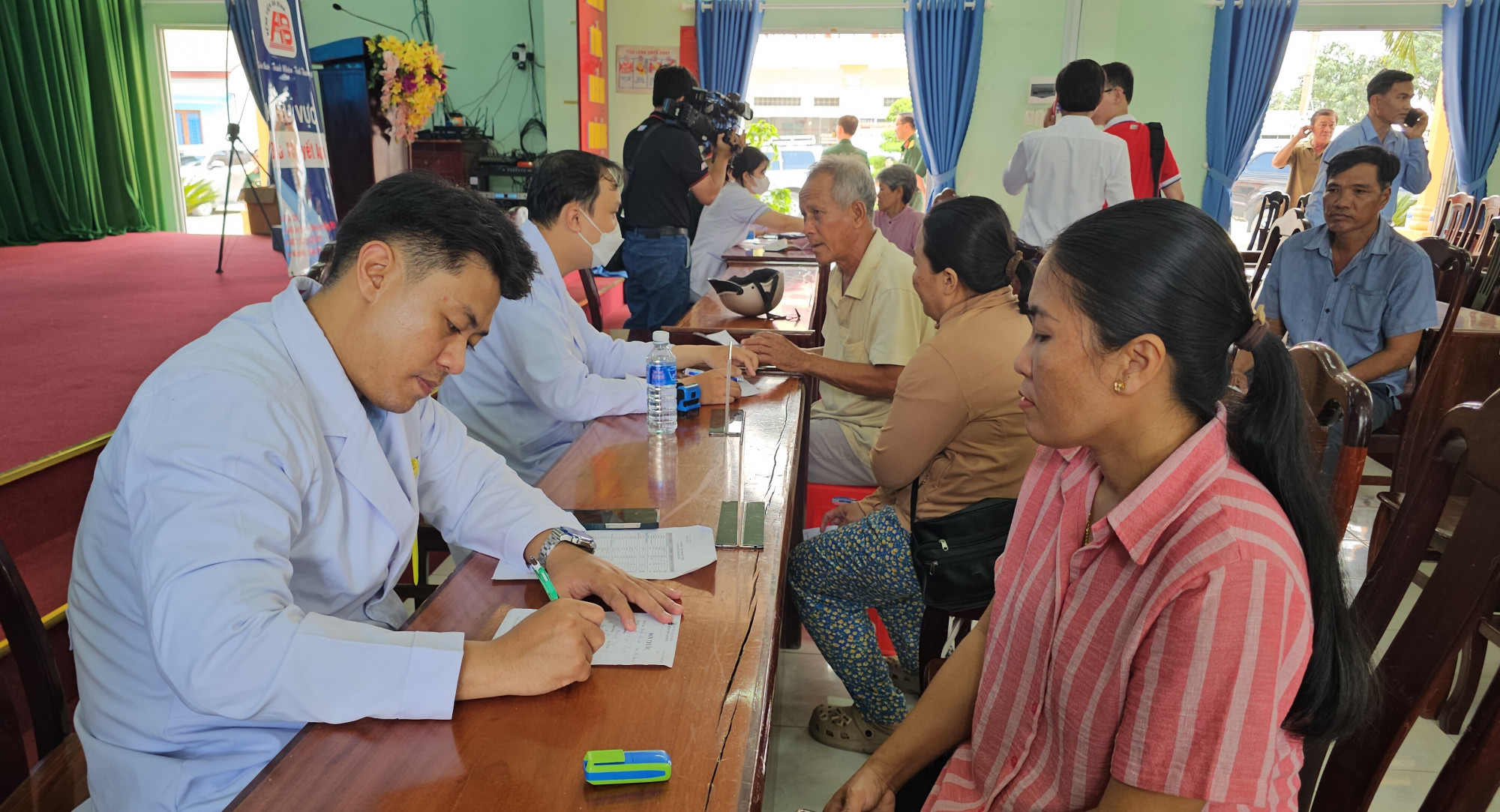 ... tổ chức khám bệnh Ủy ban MTTQ Việt Nam  TPHCM phối hợp với Bộ Tư lệnh thành phố, UBND tỉnh Tây Ninh, Công ty THHH MTV Xổ số Kiến thiết Bà Rịa - Vũng Tàu và Bệnh viện An Bình Tổ chức chương trình khám bệnh, phát thuốc, tặng quà và khởi công xây dựng 10 căn nhà “Điểm dân cư liền kề chốt dân quân biên giới” trên địa bàn tỉnh Tây Ninh