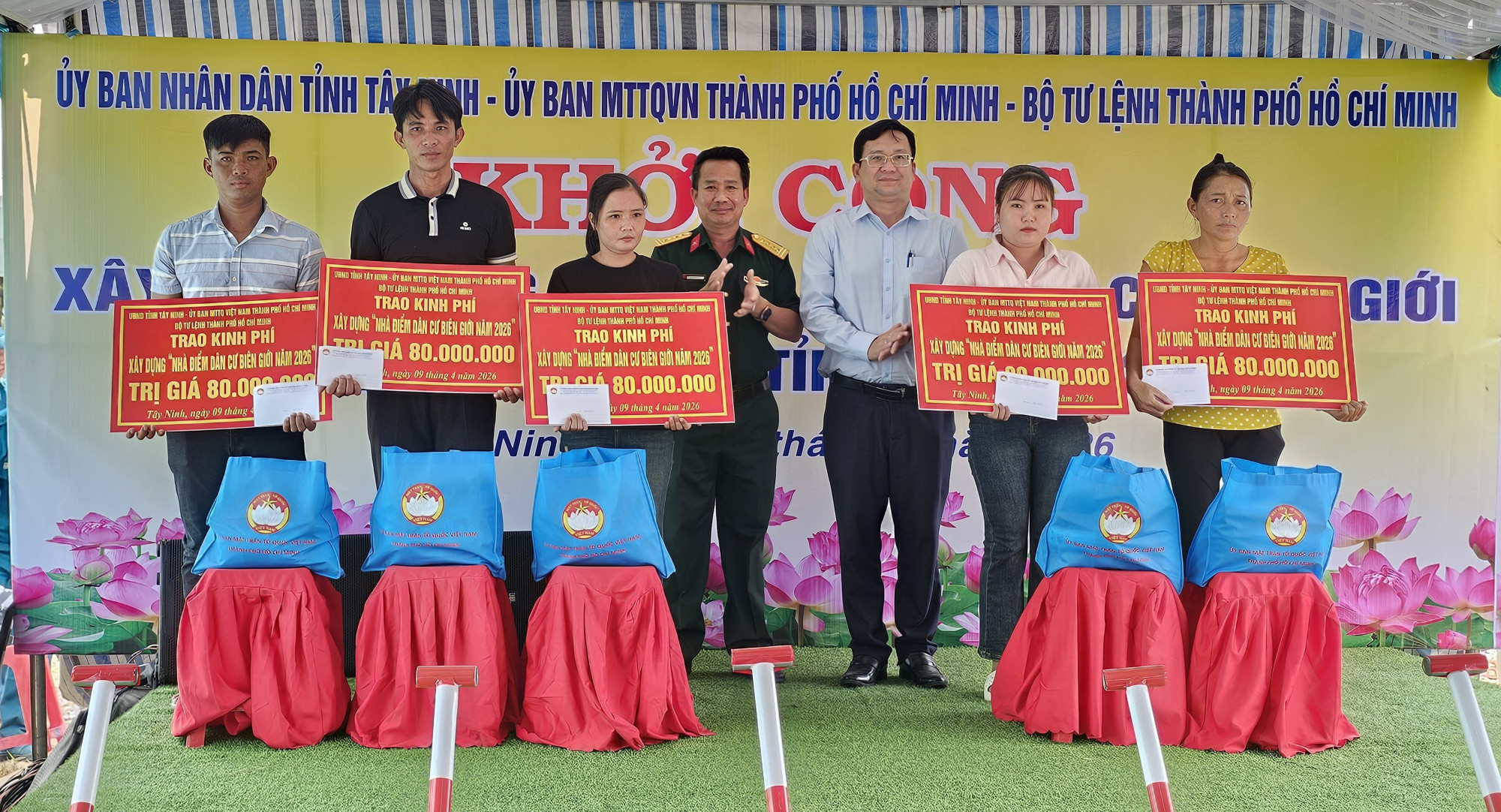 Lãnh đạo các đơn vị trao kinh phí xây dựng nhà “Điểm dân cư liền kề chốt dân quân biên giới” trên địa bàn tỉnh Tây Ninh