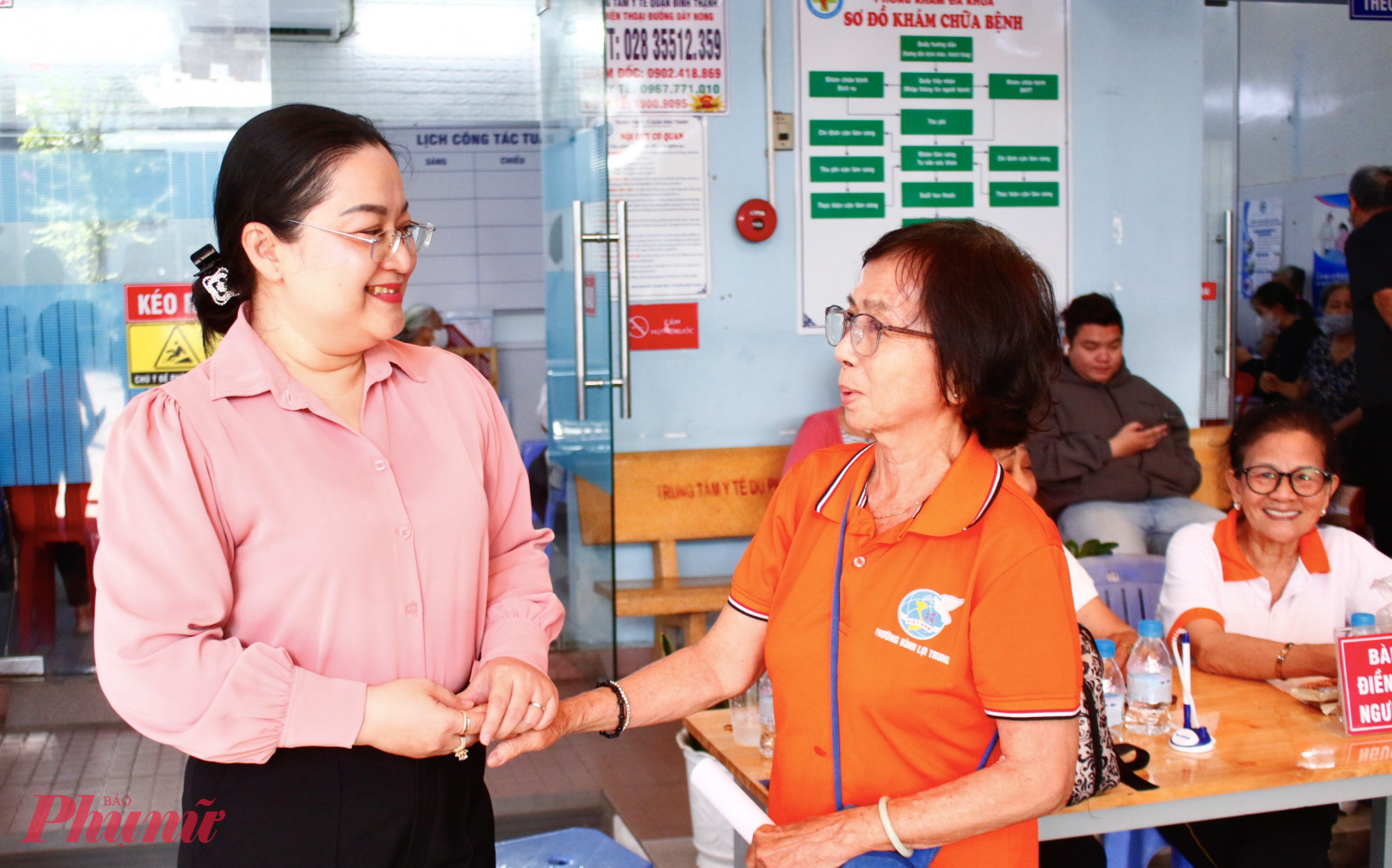 Bà Phạm Phương Khanh – Phó chủ tịch Thường trực Ủy ban MTTQ Việt Nam phường, Chủ tịch Hội LHPN phường Bình Lợi Trung thăm hỏi tình hình sức khoẻ của bà Phạm Thị Thanh Thúy sau khi thăm khám bệnh.