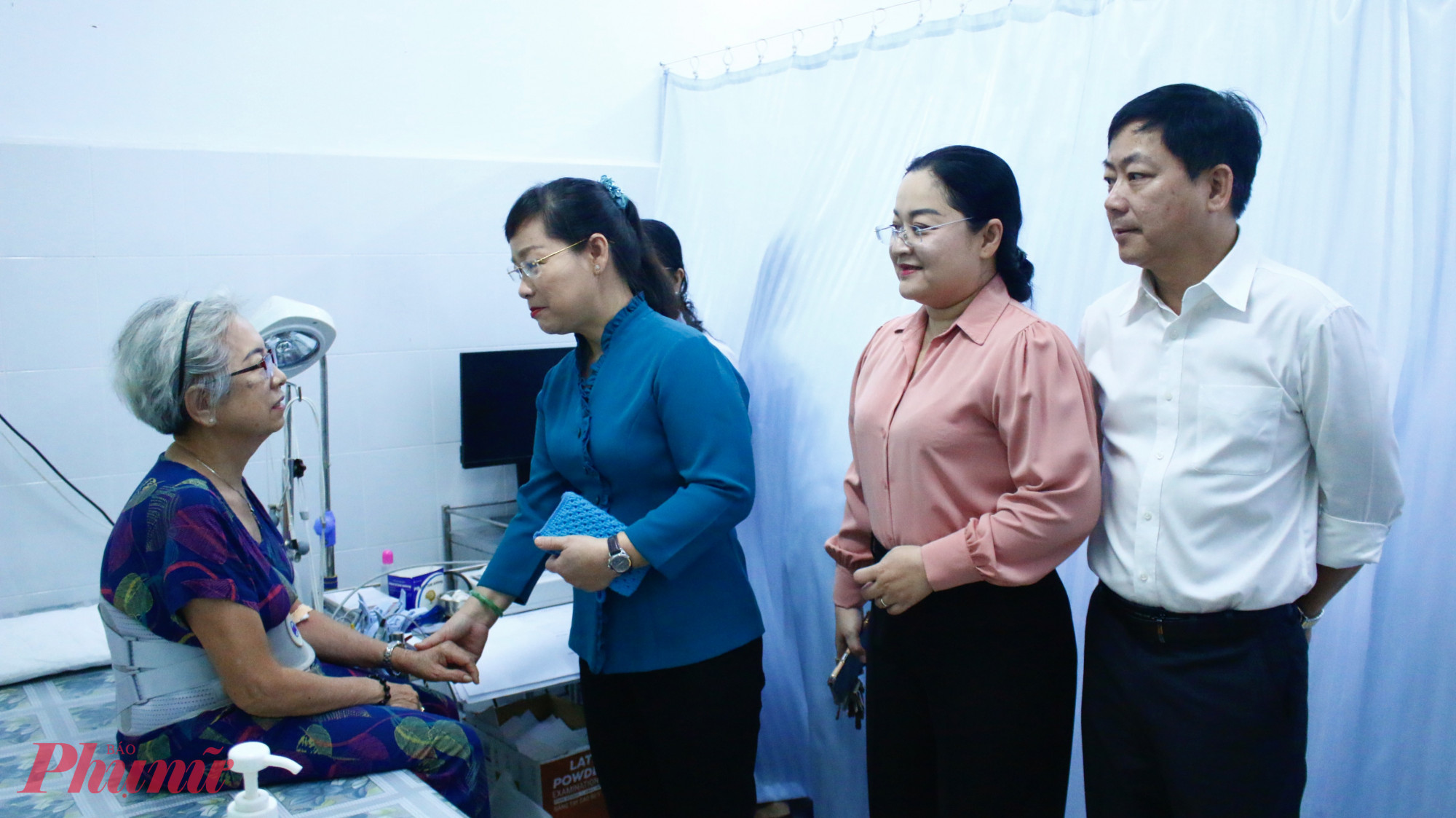 Bà Thái Thị Hồng Nga – Bí thư Đảng ủy, Chủ tịch HĐND phường Bình Lợi Trung cùng lãnh đạo Hội LHPN phường và Giám đốc Trạm Y tế phường thăm hỏi, động viên người dân đến khám sức khỏe.