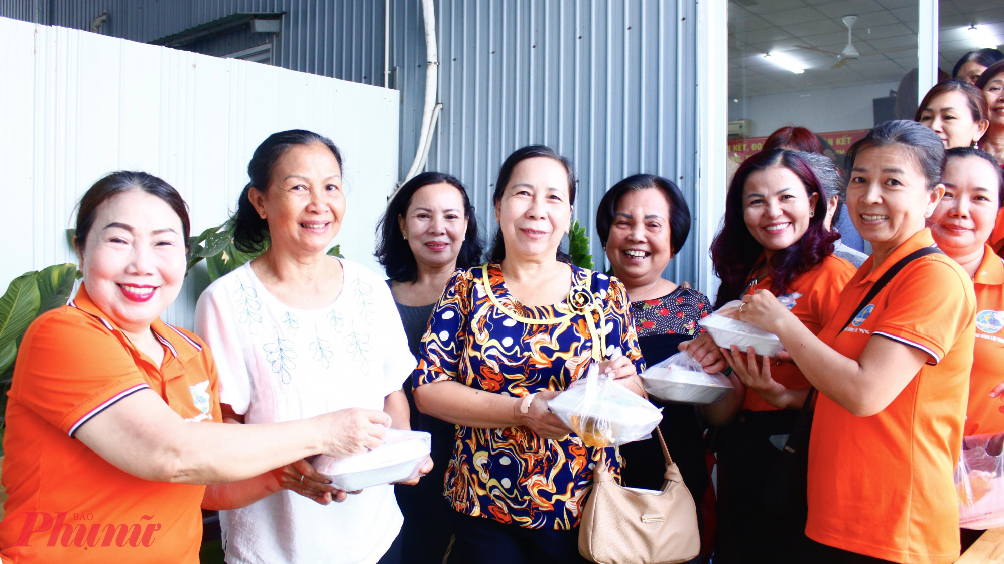 Hội LHPN phường phối hợp cùng 61 chi hội tổ chức trao “Bữa ăn yêu thương”, góp phần động viên, hỗ trợ những hội viên có hoàn cảnh khó khăn đến thăm khám bệnh.