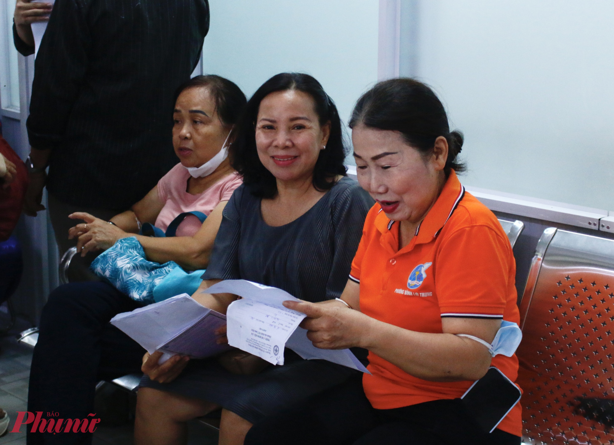 Nhiều chị em phụ nữ vui mừng nhận lại kếtquar sức khoẻ tốt