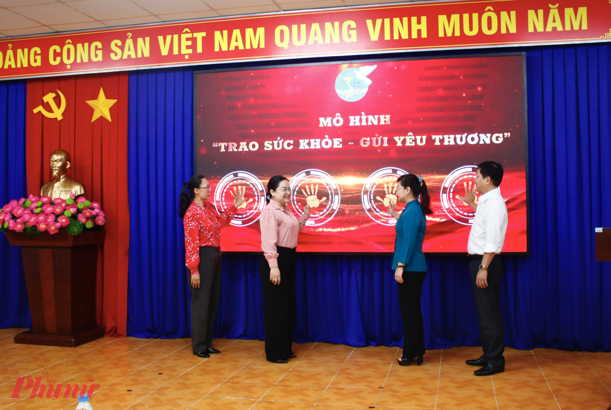 Các đại biểu thực hiện nghi thức ra mắt mô hình “Trao sức khỏe - Gửi yêu thương”