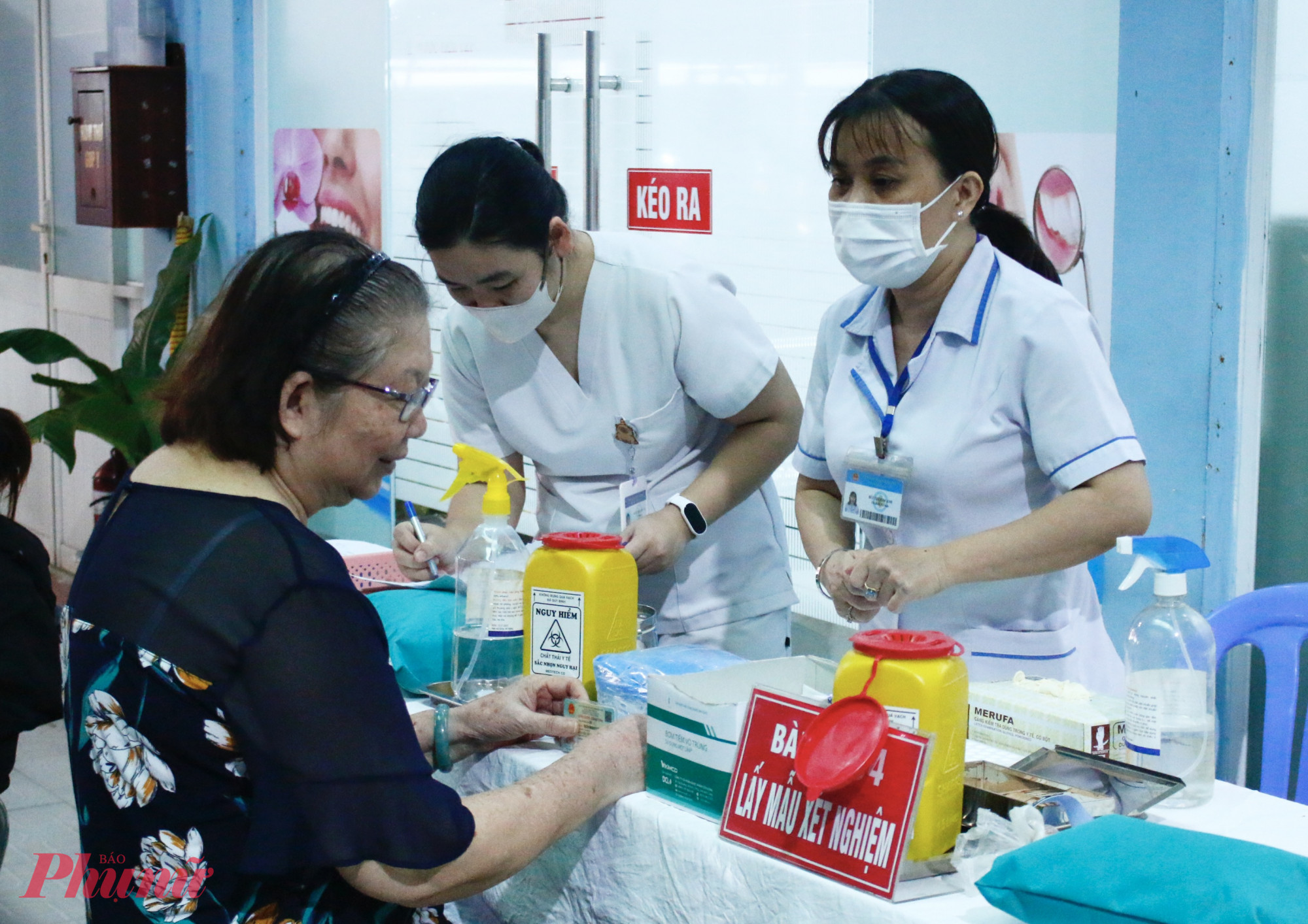 Phụ nữ phường Bình Lợi Trung được thăm khám sức khoẻ miễn phí.