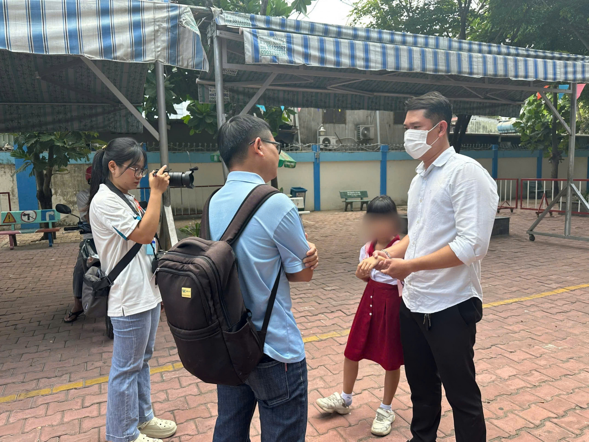 Phụ huynh đến trường đón con về chia sẻ với báo chí. Ảnh: Minh Mẫn.