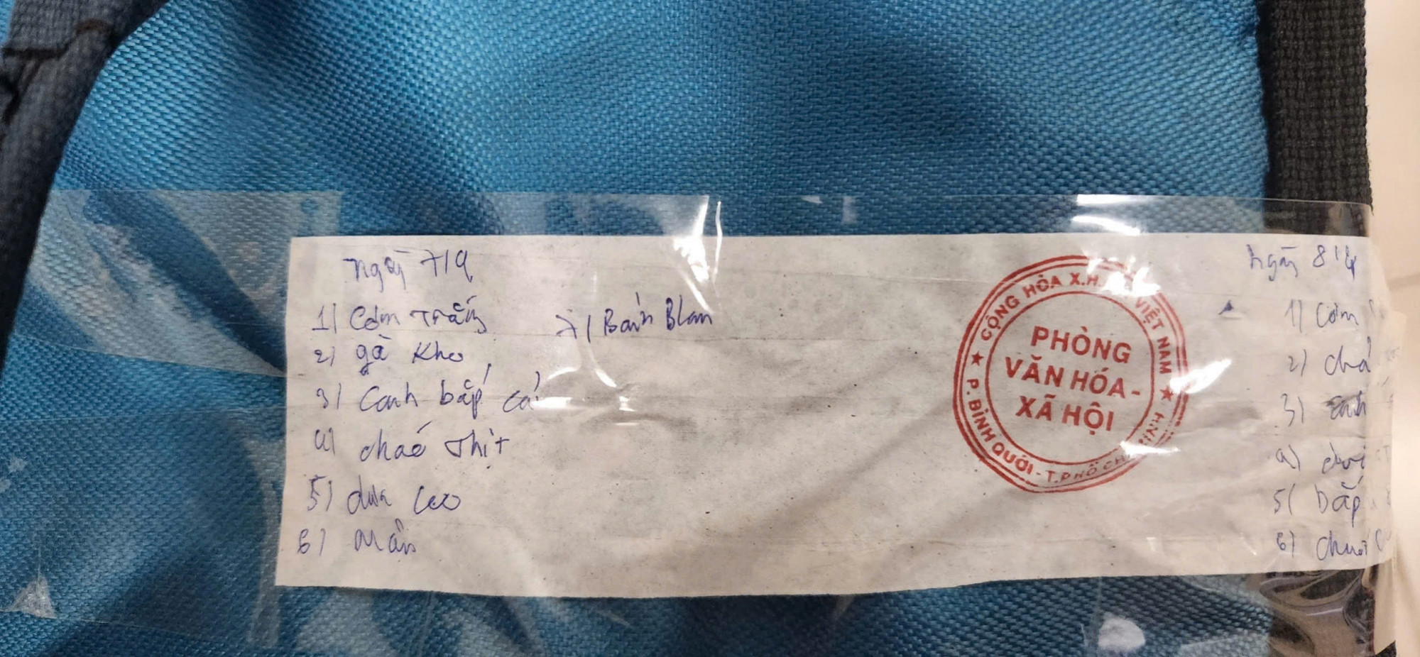 Các cơ quan chức năng niêm phong mẫu thức ăn ngày 7/4, trong đó có món bánh flan. Ảnh: M.M.