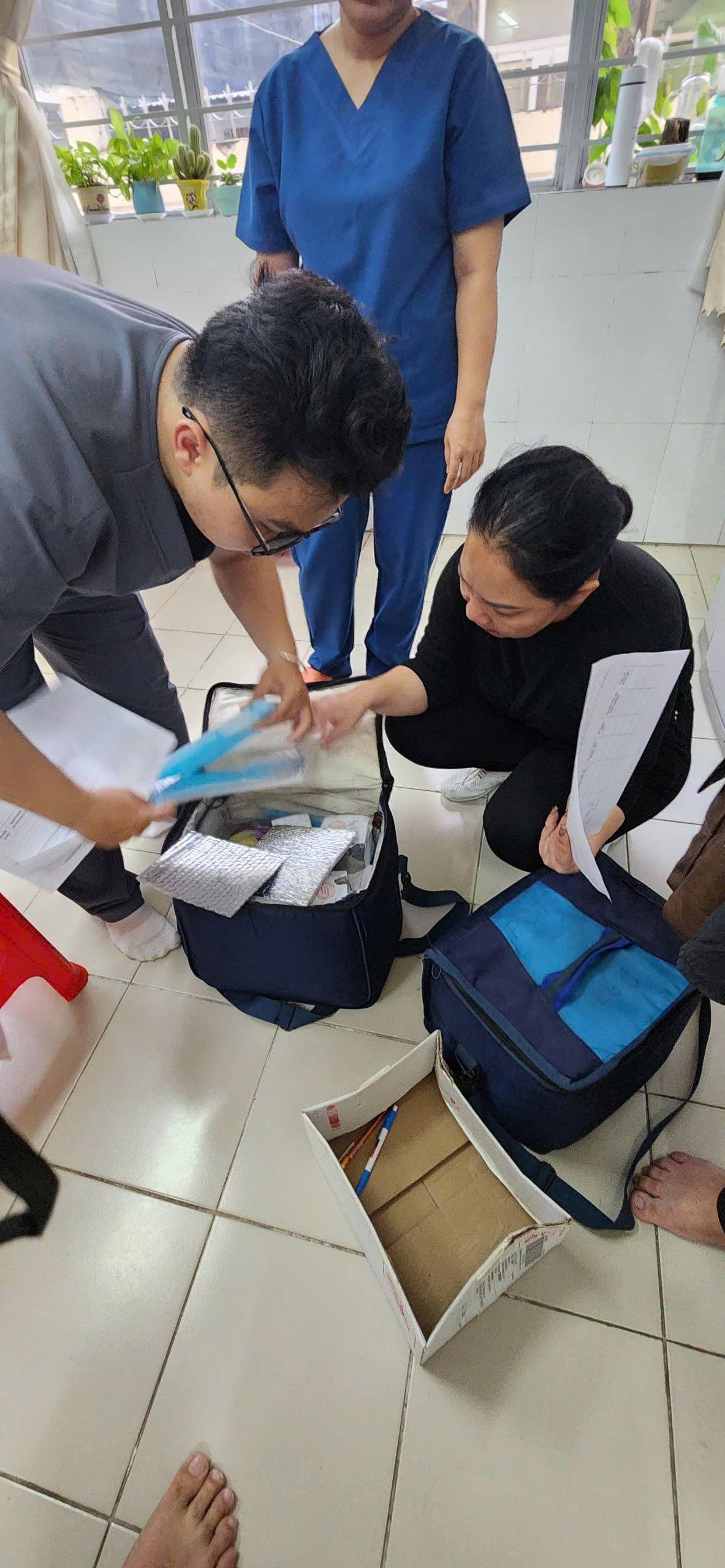 Lực lượng chức năng niêm phong, đưa các mẫu đi xét nghiệm để tiến hành làm rõ. Ảnh: Minh Mẫn.