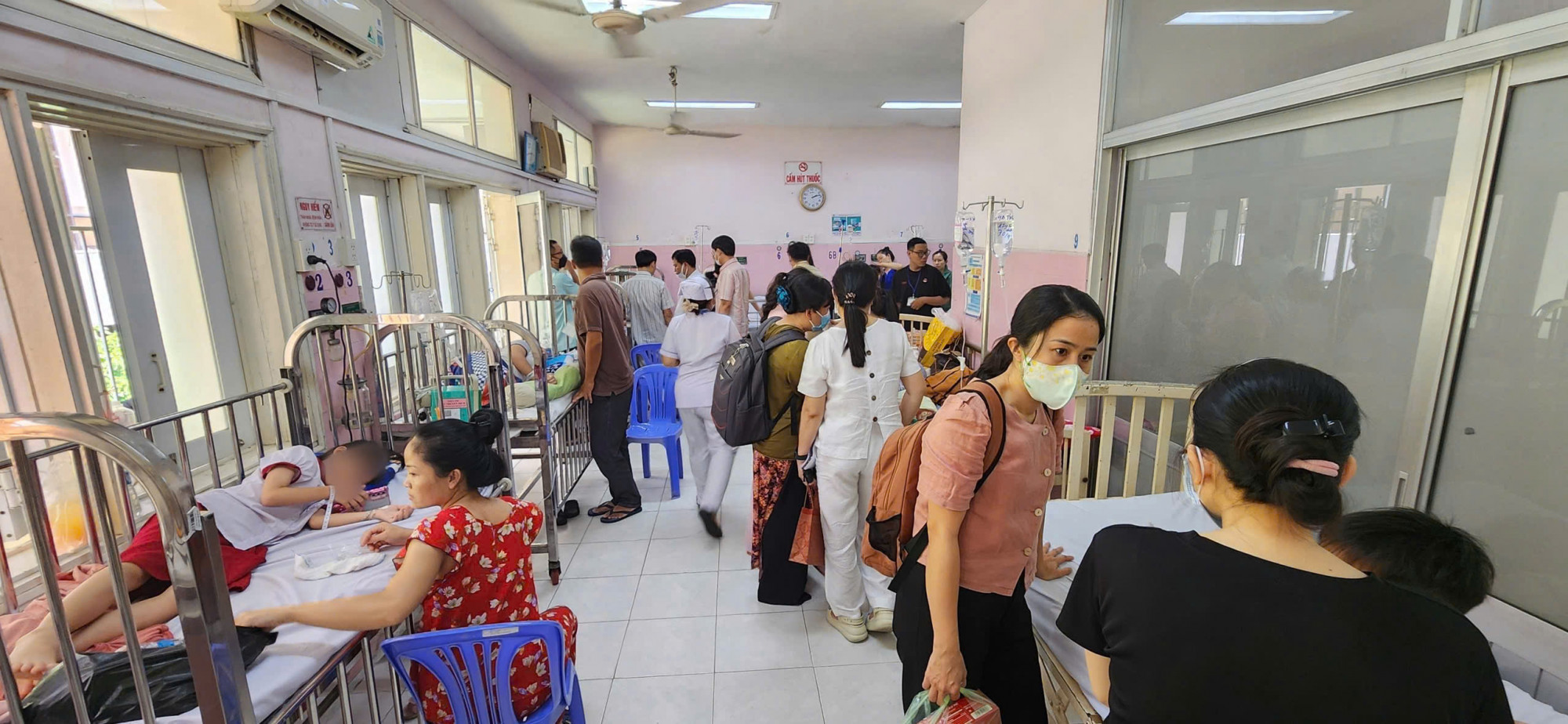 Học sinh được điều trị tại bệnh viện ngày 9/4. Ảnh: Minh Mẫn.