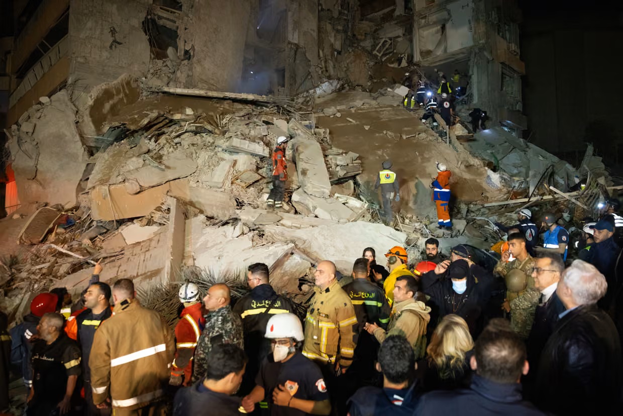  162 Các nhân viên cứu hộ tìm kiếm người sống sót và thương vong trong đống đổ nát sau vụ tấn công của Israel vào một tòa nhà dân cư ở thủ đô Beirut - Ảnh: Daniel Carde/Getty Images