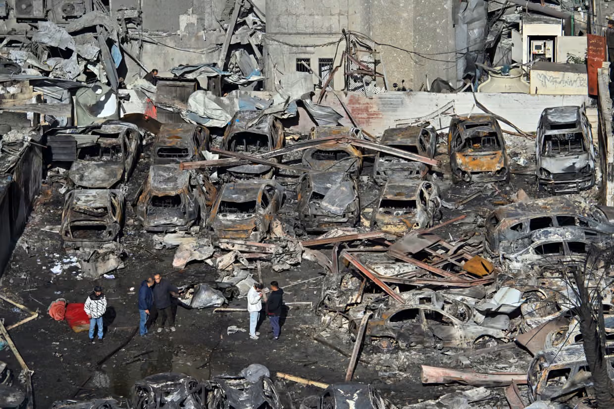 Các tòa nhà bị phá hủy và xe cộ cháy rụi tại khu vực Corniche al-Mazraa ở Beirut, Lebanon - Ảnh: Anadolu/Getty Images
