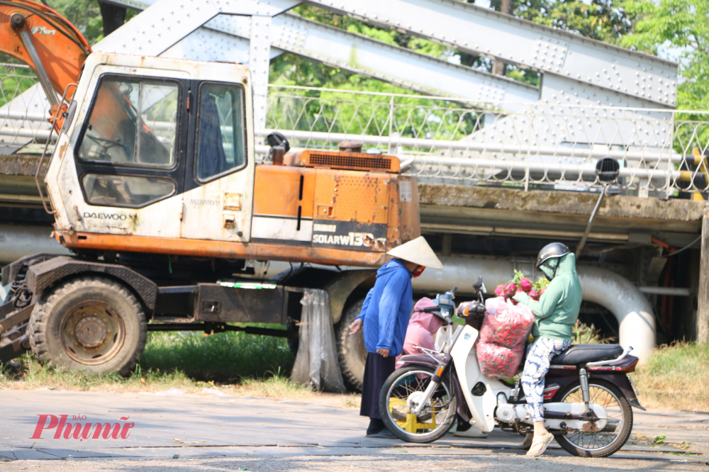 Ngày hôm qua (8/4), nhiệt độ tại Huế đã vượt nhiệt độ cao nhất năm 2025 và độ ẩm đã ở ngưỡng thấp nhất từ trước đến nay. Cụ thể, tại trạm Huế, nhiệt độ đo được là 39.8 độ C (năm 2025 là 38.7 độ C), độ ẩm thấp nhất 28% (độ ẩm trong tháng Tư từ trước đến nay là 32%).
