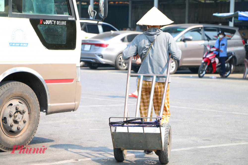 Giữa cái nắng gay gắt của mùa hè, hình ảnh những con người cần mẫn, lam lũ vẫn ngày ngày bám chợ, mưu sinh đã trở thành một phần không thể thiếu của bức tranh đô thị.