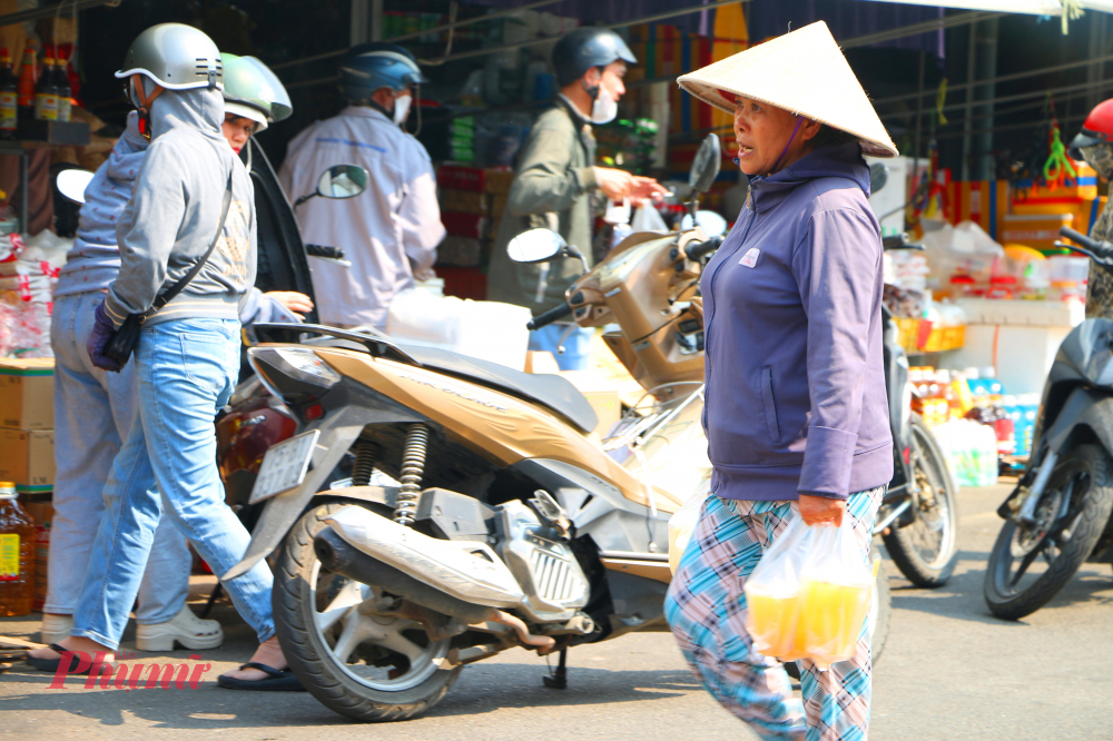 Tại chợ Đông Ba  ngôi chợ lớn nhất Cố đô, sự khắc nghiệt của thời tiết không chỉ làm đảo lộn sinh hoạt mà còn khiến việc kinh doanh của hàng nghìn tiểu thương trở nên khó khăn hơn bao giờ hết.