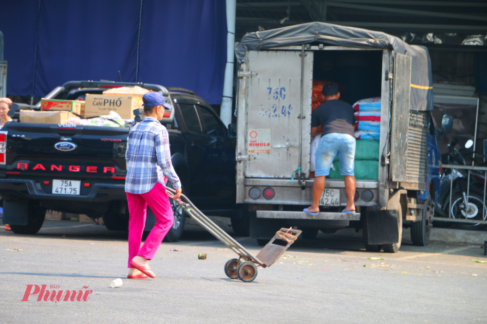 Nắng nóng chỉ là một trong nhiều khó khăn mà họ phải đối mặt, bên cạnh áp lực chi phí, sự cạnh tranh và biến động của thị trường.