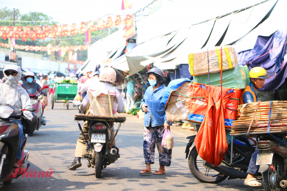 Ông Nguyễn Văn Hùng, Giám đốc Đài Khí tượng Thủy văn thành phố Huế khuyến cáo: “Bà con cực kỳ lưu ý tác hại của nắng nóng, phải đảm bảo sức khỏe trong khung giờ đặc biệt từ 11 giờ đến 15 giờ, chú ý khi di chuyển hoặc làm việc ngoài trời nắng nóng phải đảm bảo bảo hộ lao động an toàn, tránh sốc nhiệt, đủ nước. Thứ hai là khi nắng nóng, nhu cầu dùng điện sẽ tăng rất cao nên nguy cơ cháy nổ tại các khu dân cư, các khu chợ, khu đô thị…”.