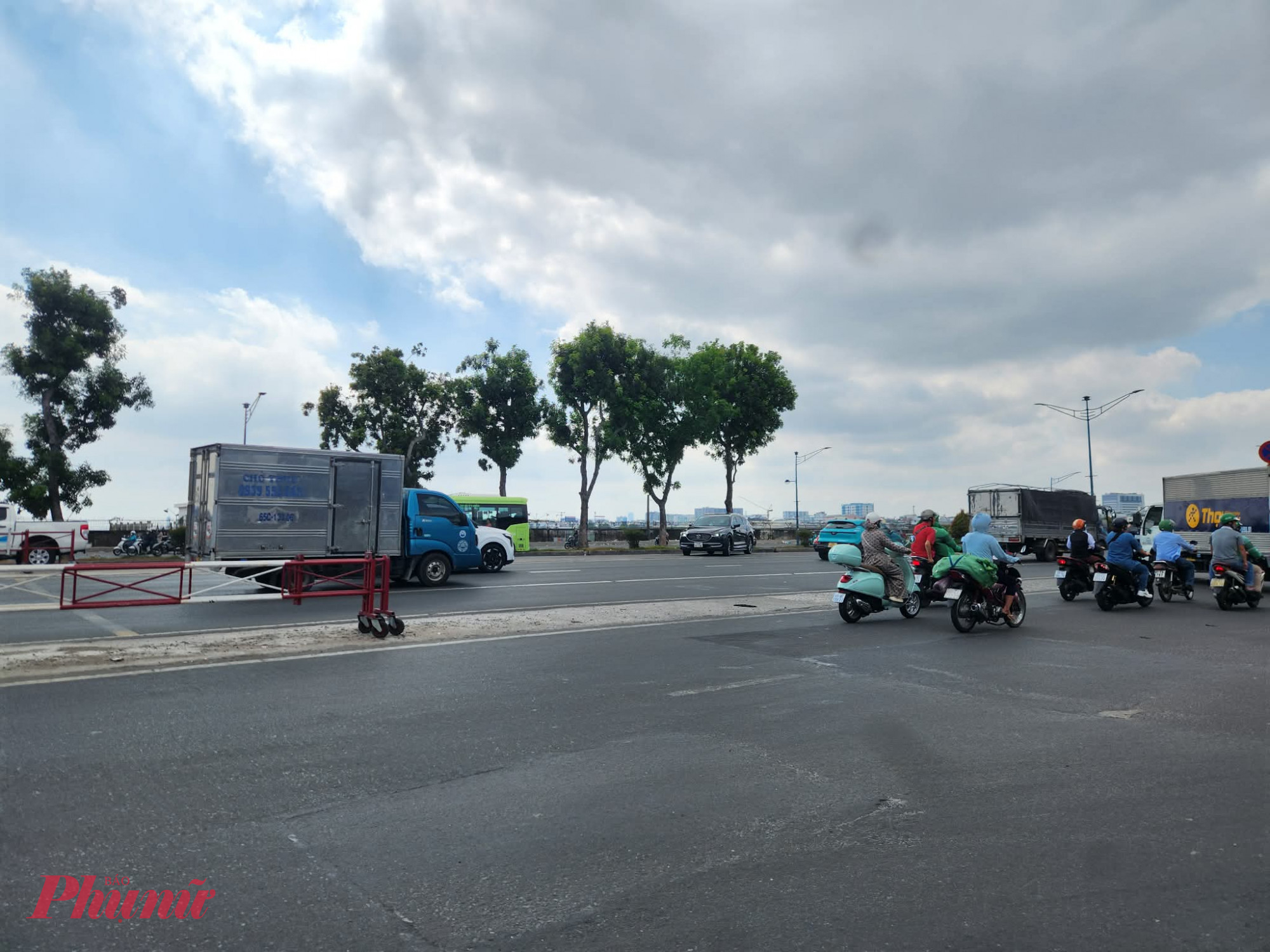 Giao lộ Trường Chính - Phạm Văn Bạch bị đóng giải phân cách để thi công ga metro số 2 - Ảnh: Nguyễn Văn